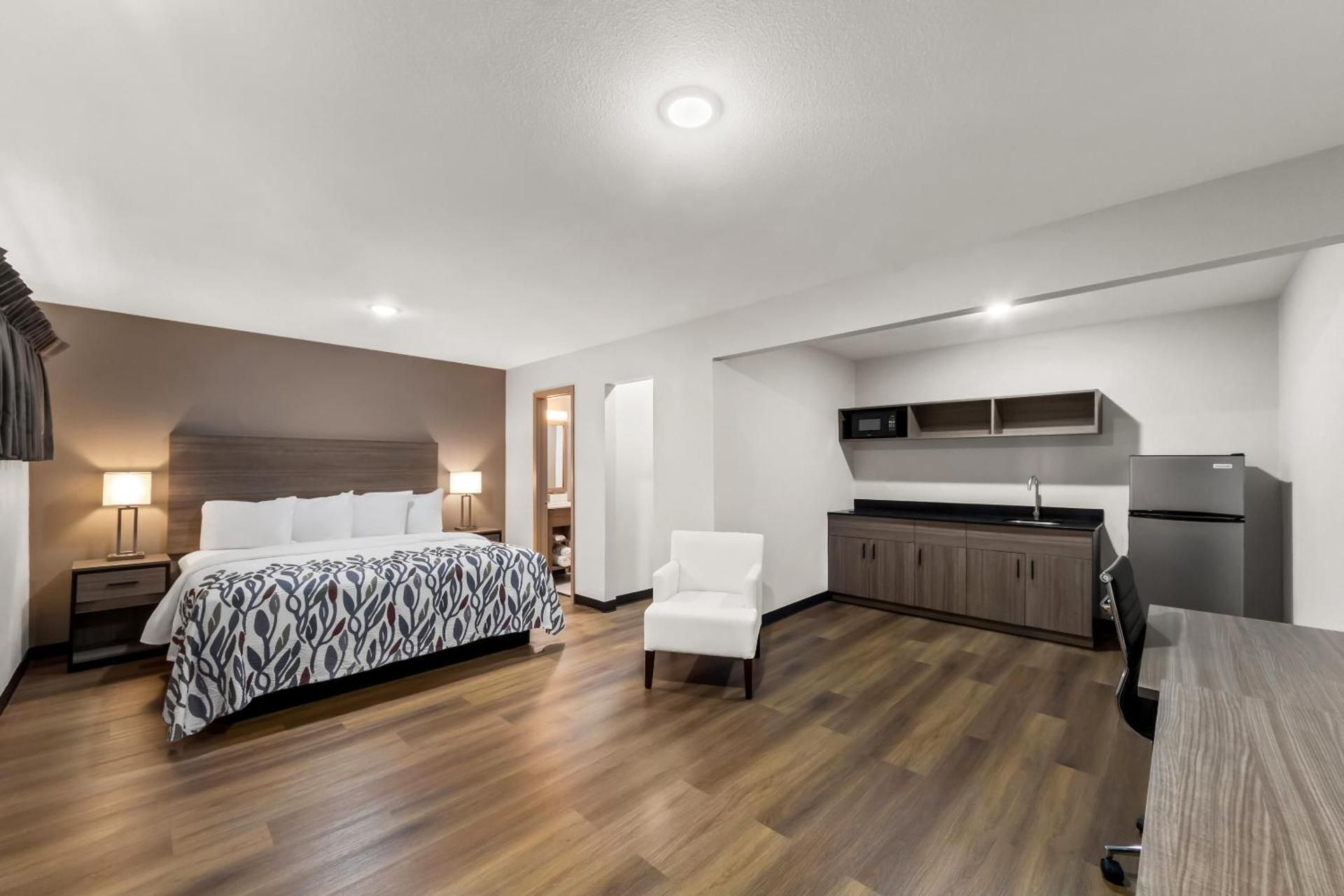 Deluxe King Room with Kitchenette Non-Smoking