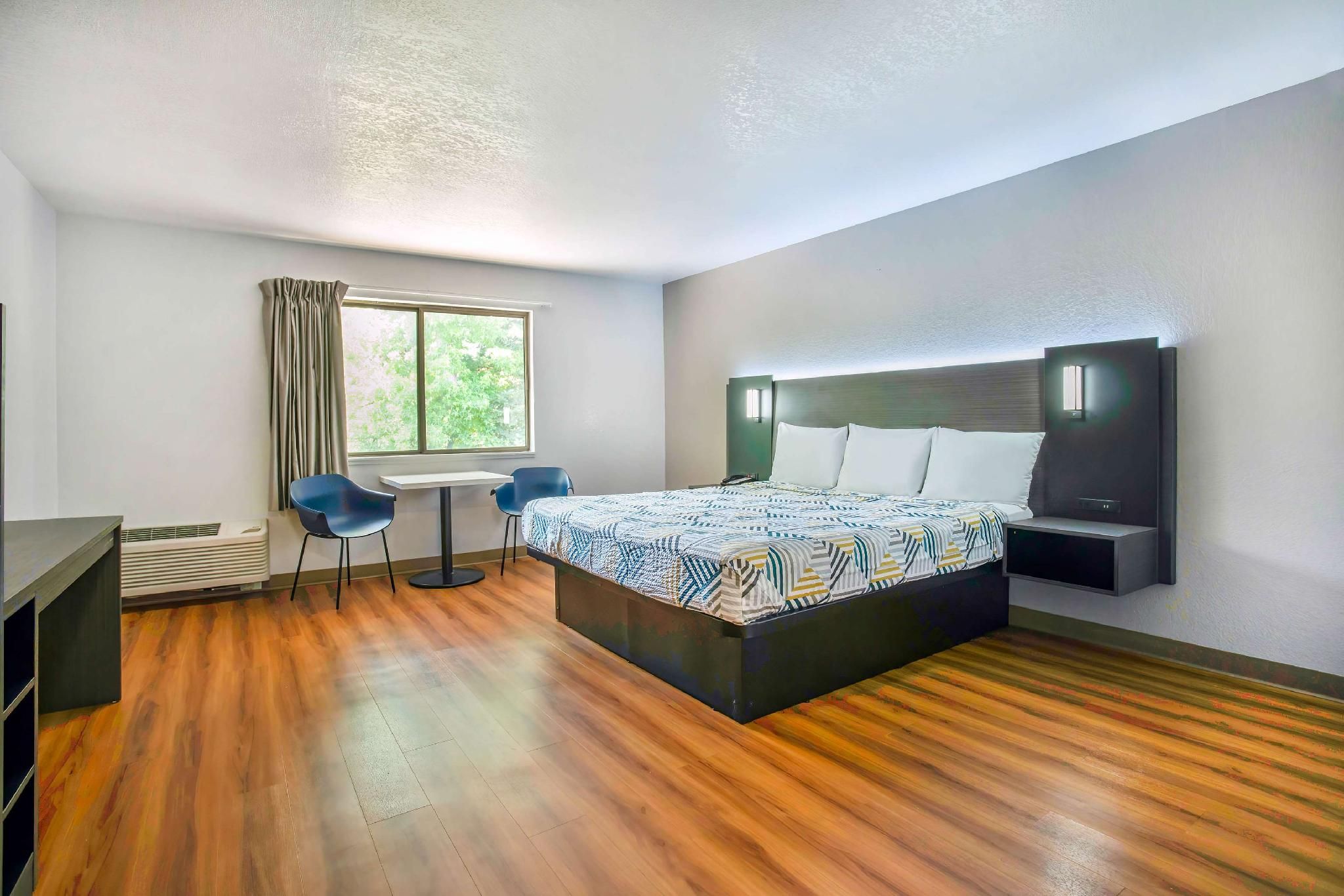 1 King Bed | Non-Smoking