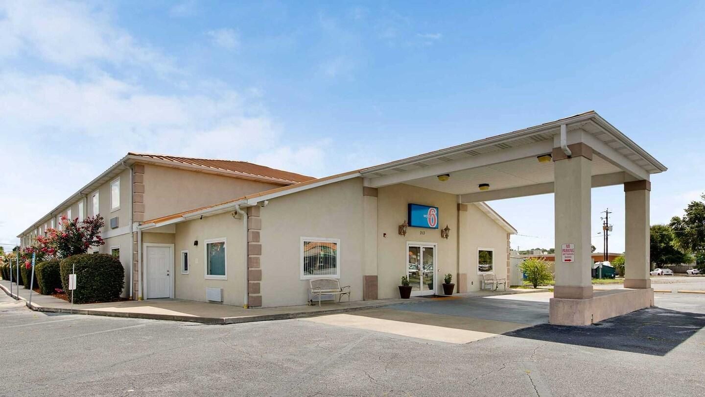 Motel 6 Hinesville, GA