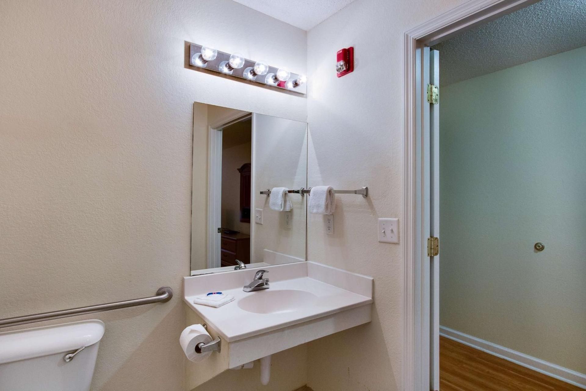 King Room with Roll-in Shower - Disability Access/Non-Smoking