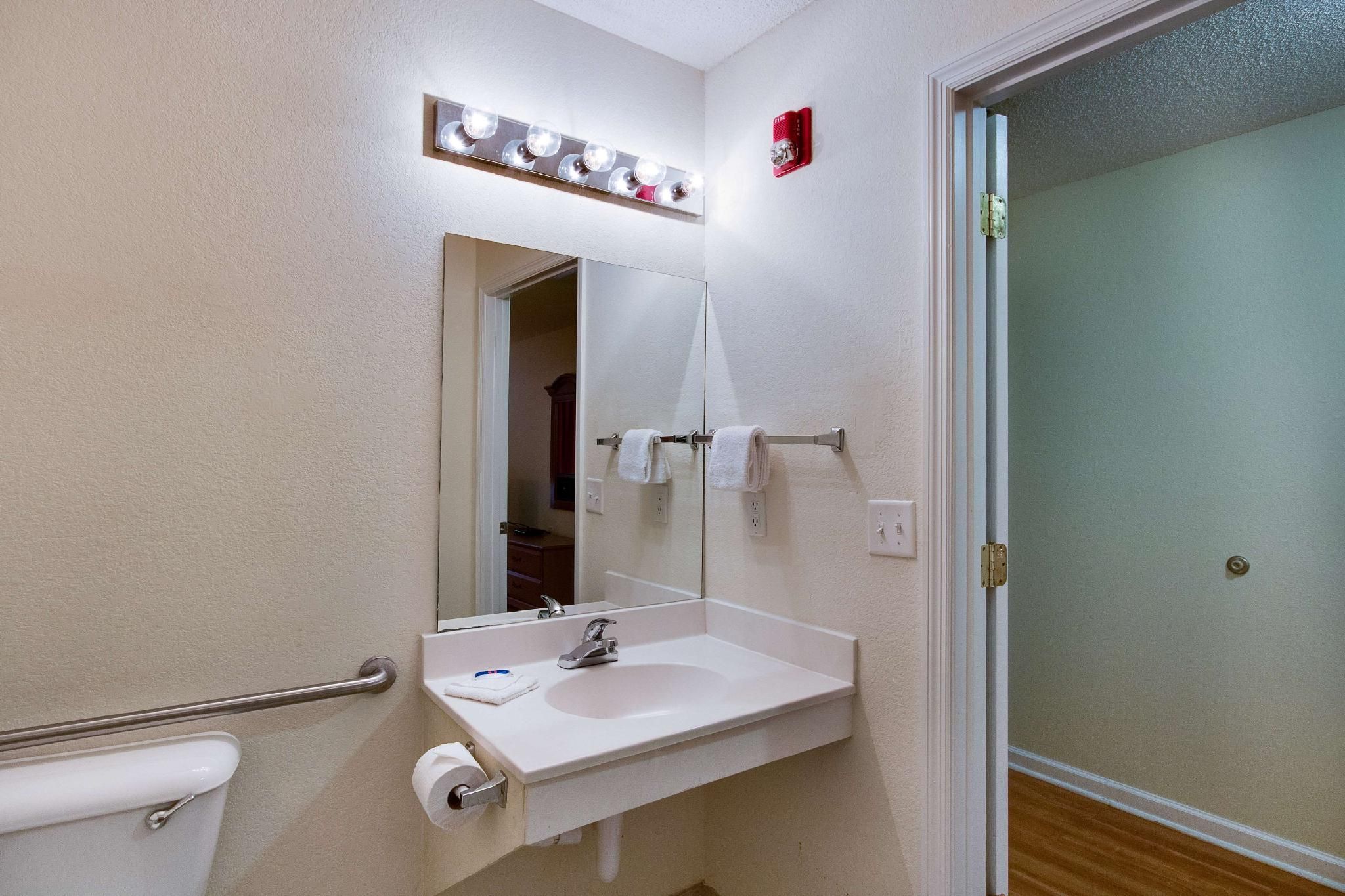 Motel 6 Hinesville, GA 1 KING BED | MOBILITY ACCESSIBLE RI SHOWER NSMK 3