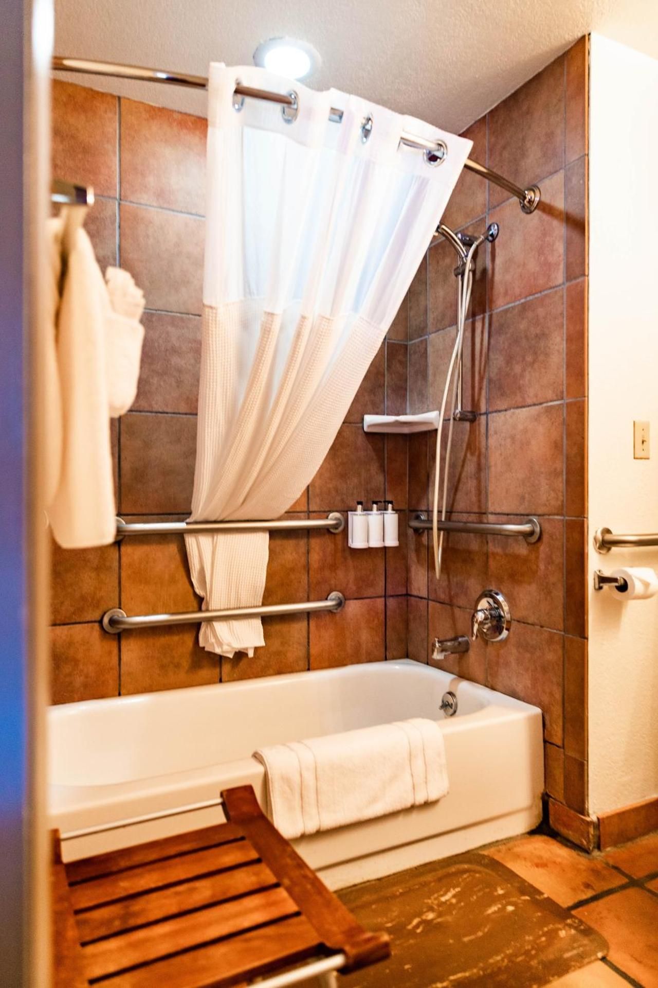 Red Stone Inn Double Room with Two Double Beds 2