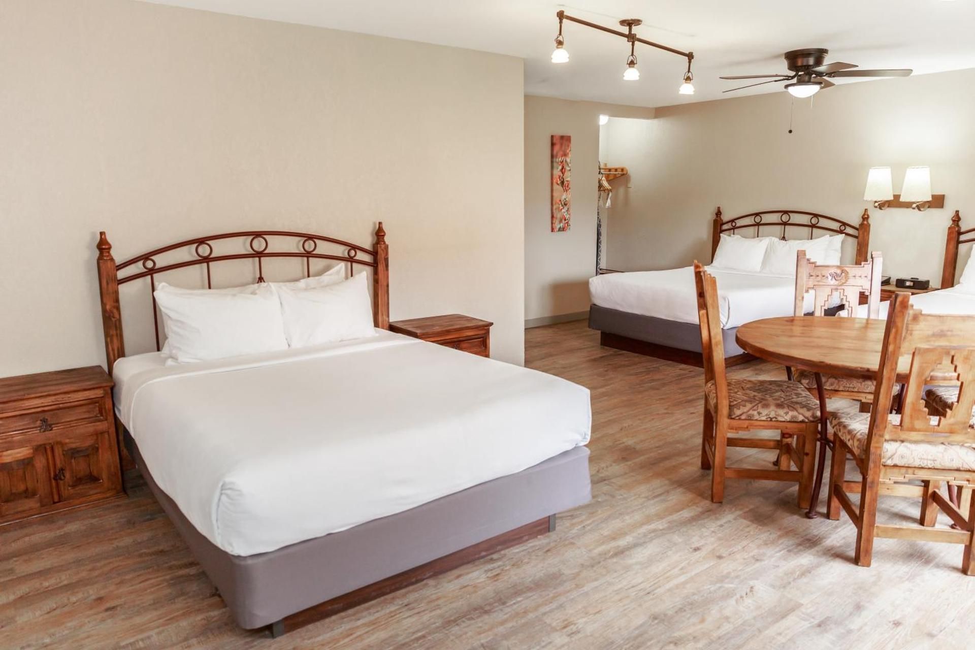 Aarchway Inn Queen Room with Three Queen Beds