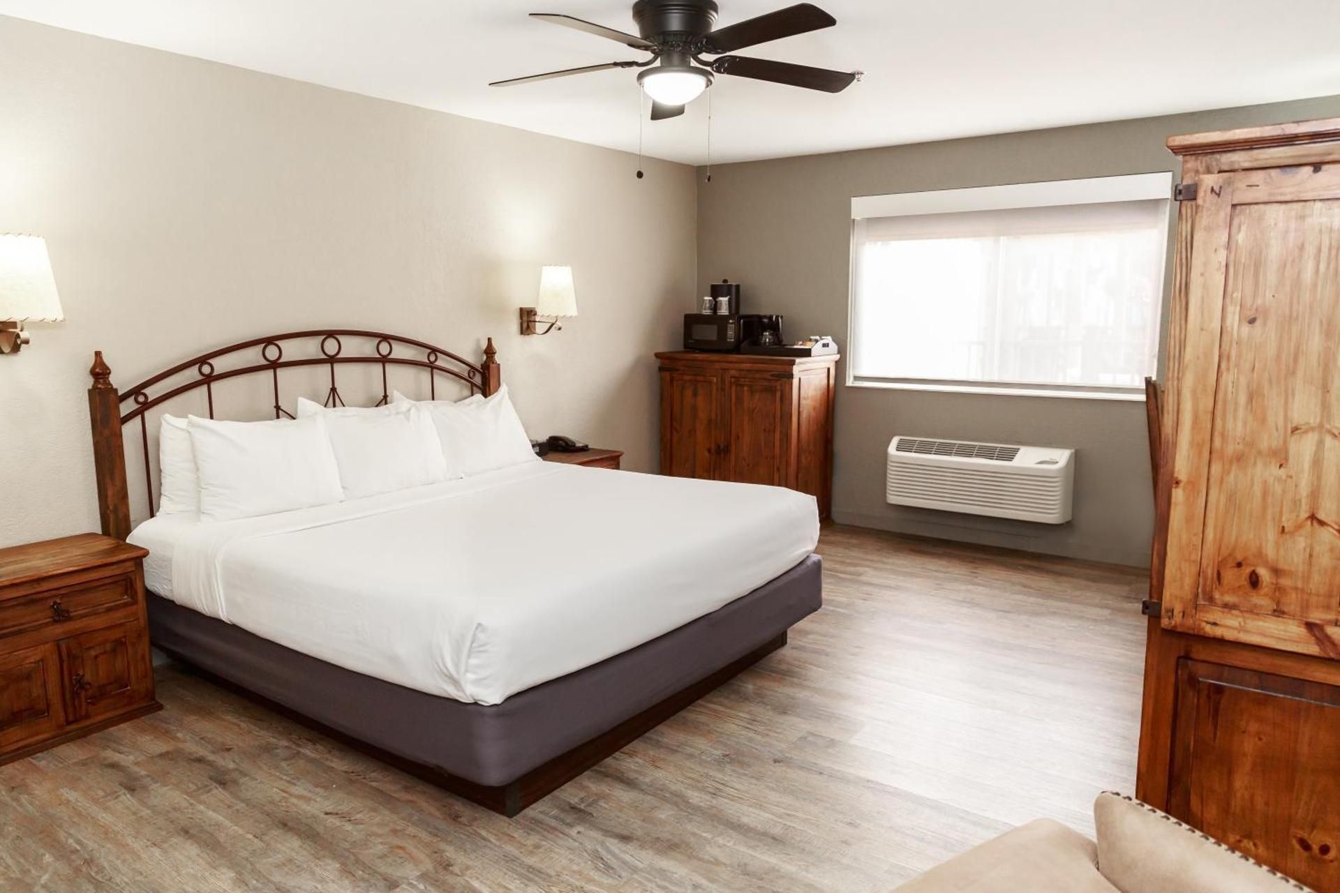 Aarchway Inn Deluxe King Suite