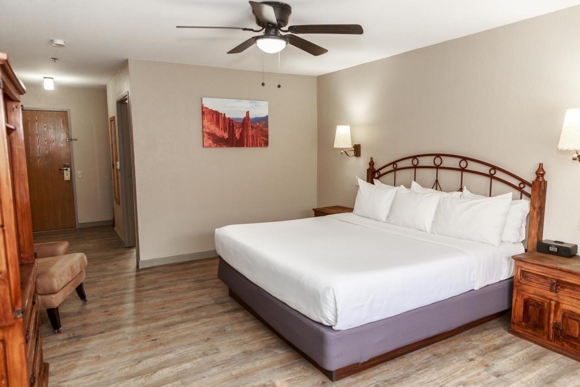 Aarchway Inn Deluxe King Suite 2