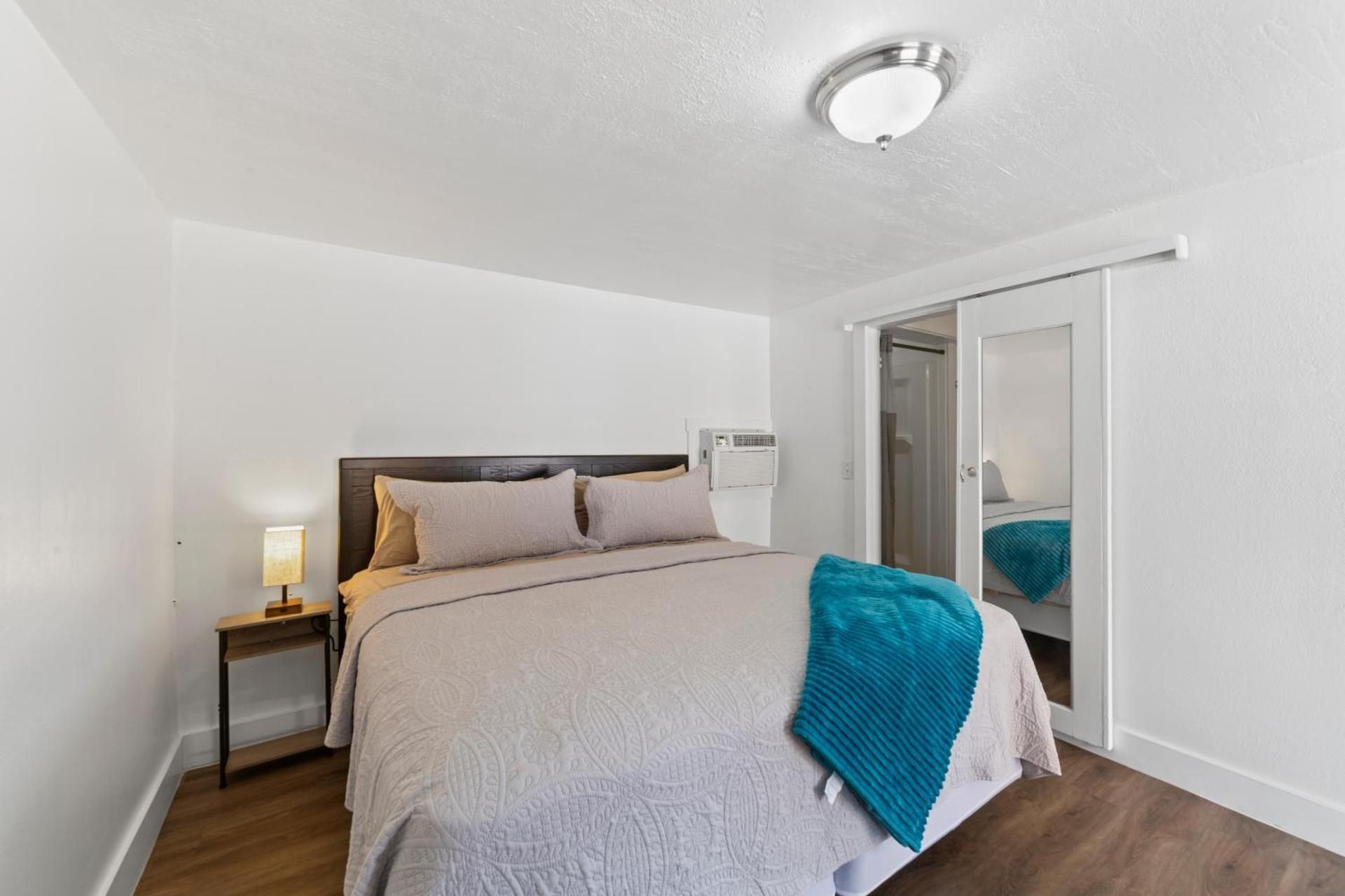 Atomic Motel Standard King Room