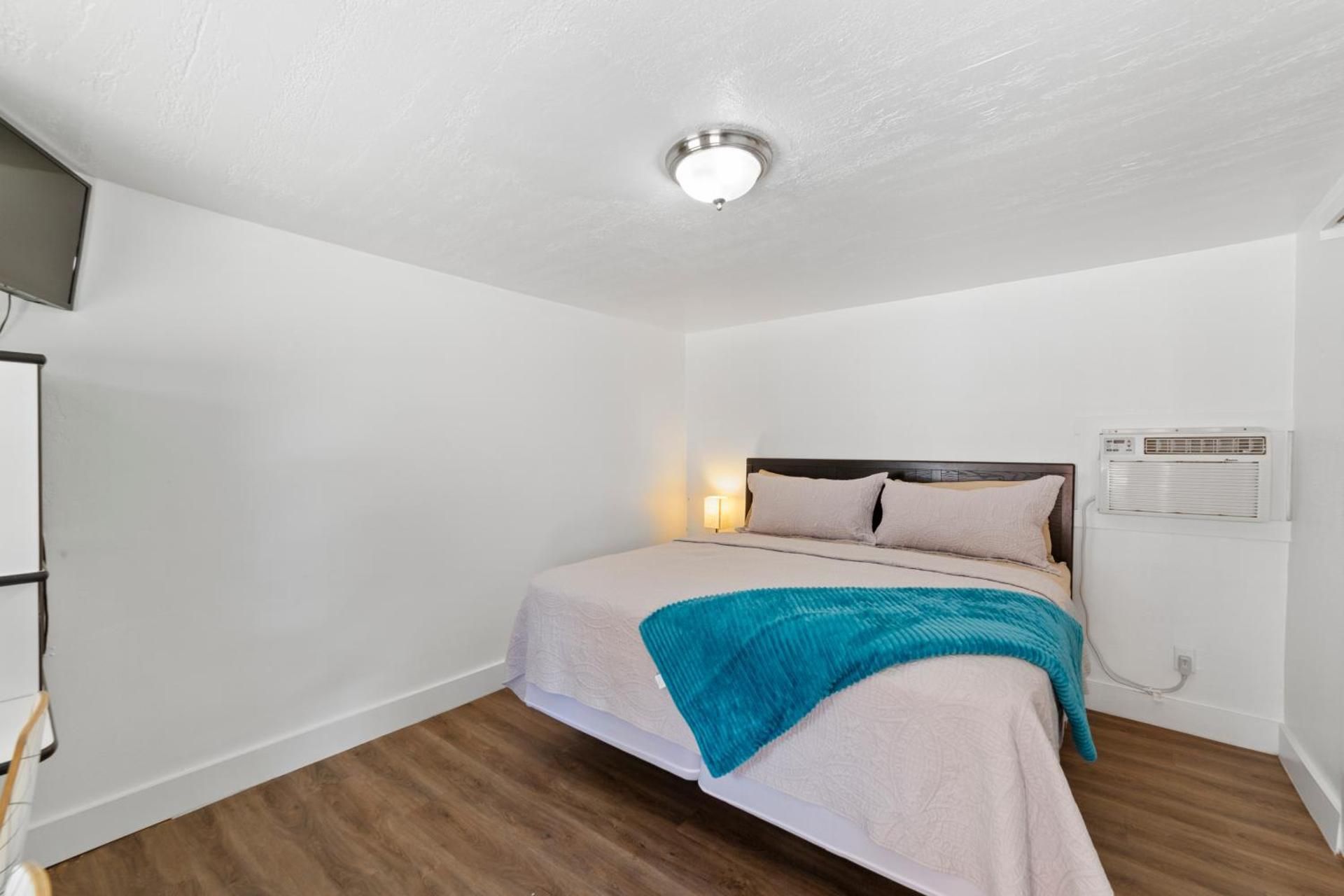 Atomic Motel Standard King Room 2