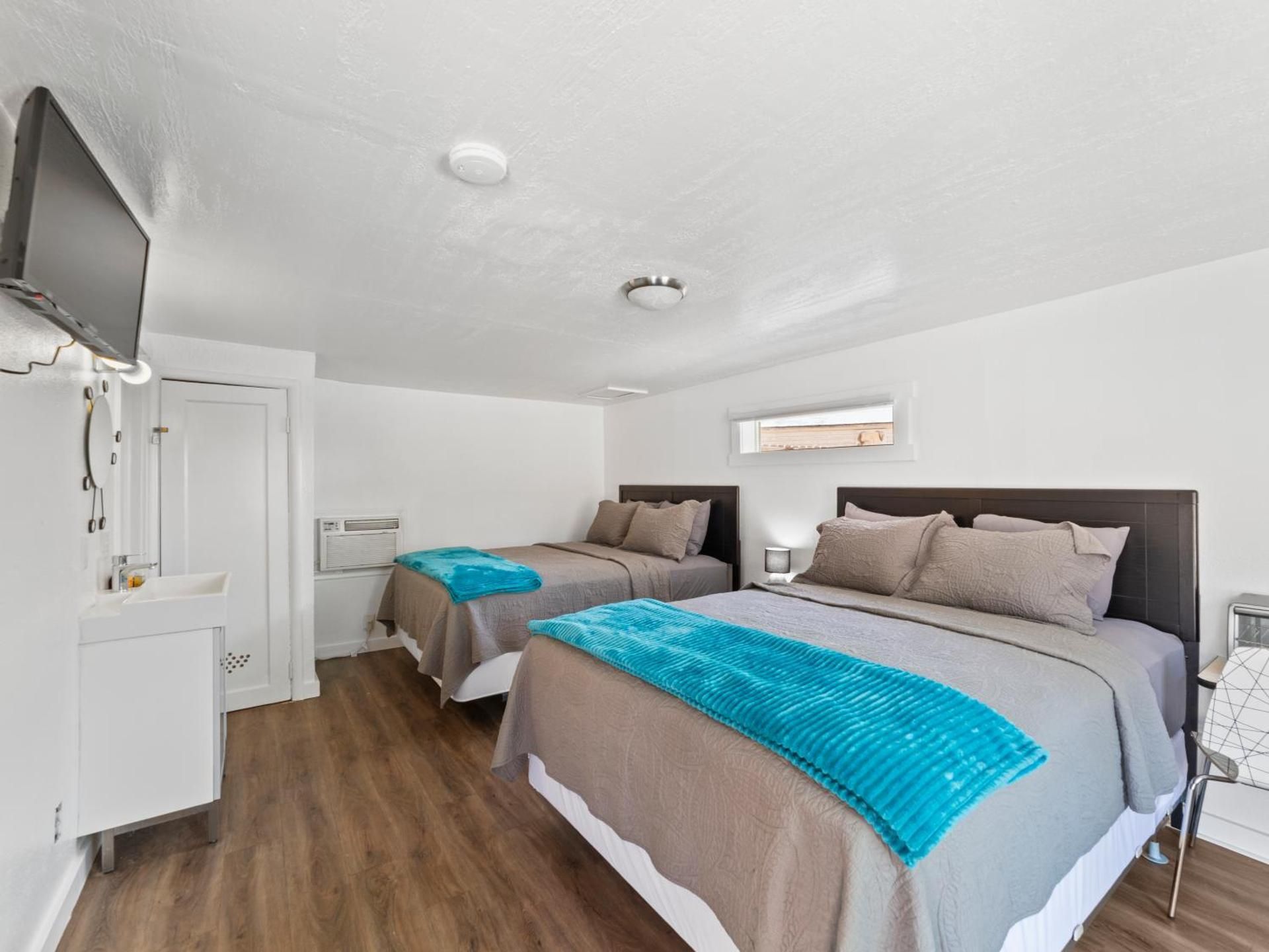 Quadruple Room with Private Bathroom