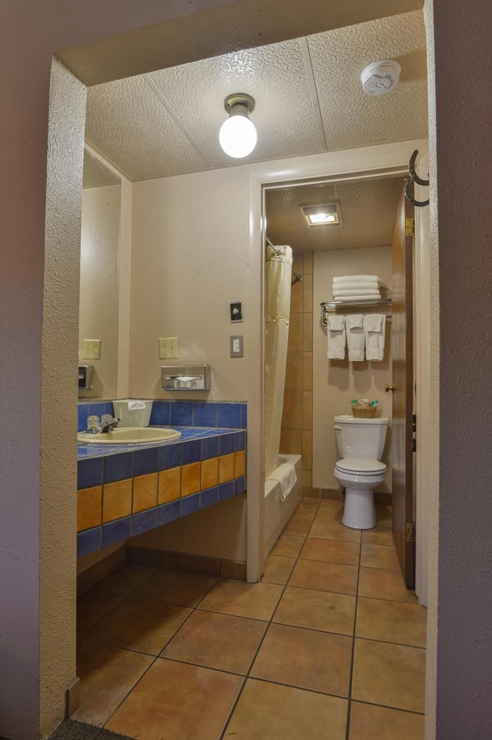 Rustic Inn Queen Room 3