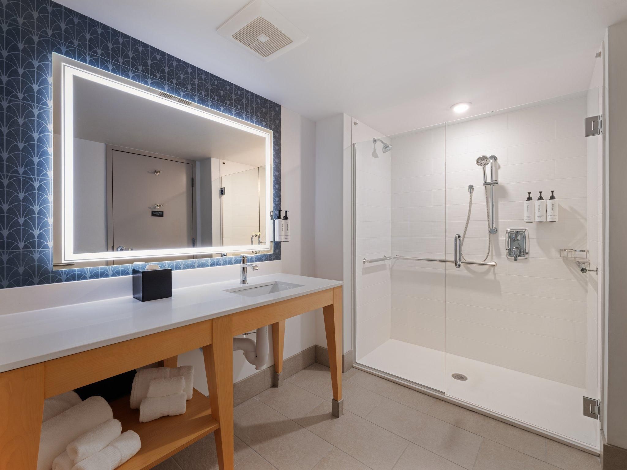 voco Moab By IHG 2 Queen Premium Comms Mobility Accessible Roll In Shwr 3