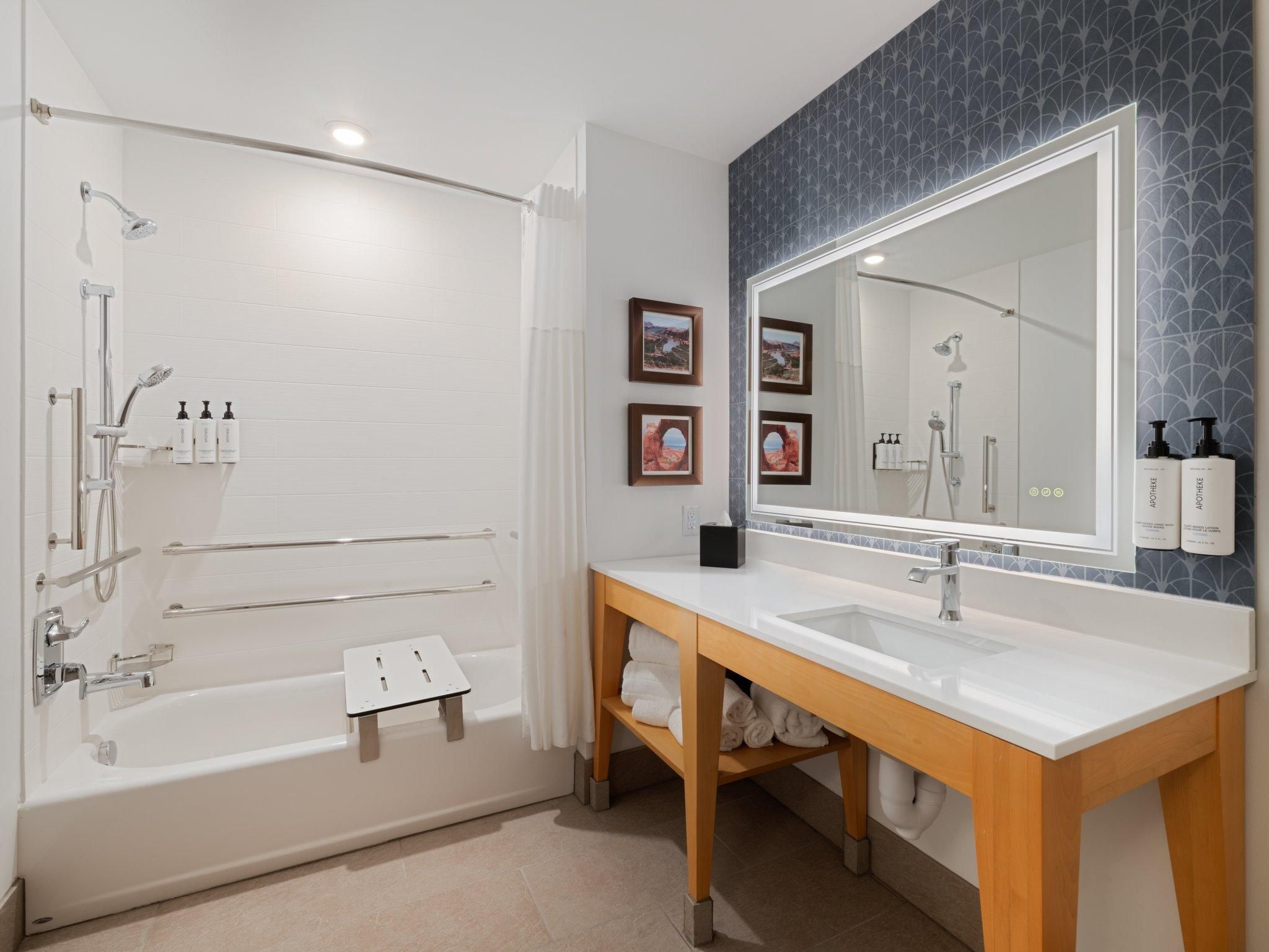 voco Moab By IHG 1 King Standard Mobility Accessible Tub 3