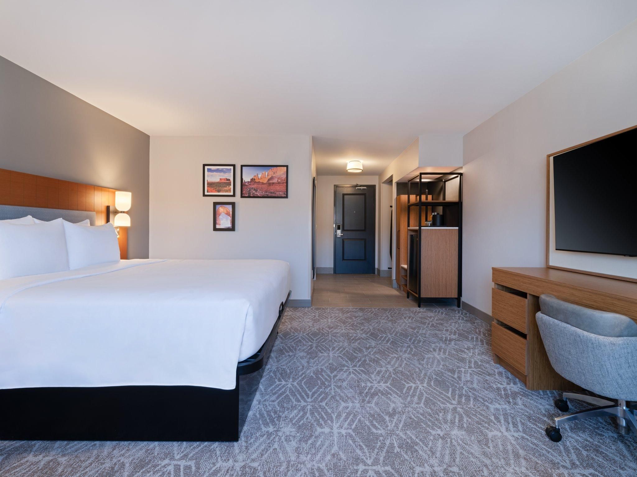 voco Moab By IHG 1 King Standard Mobility Accessible Tub 2