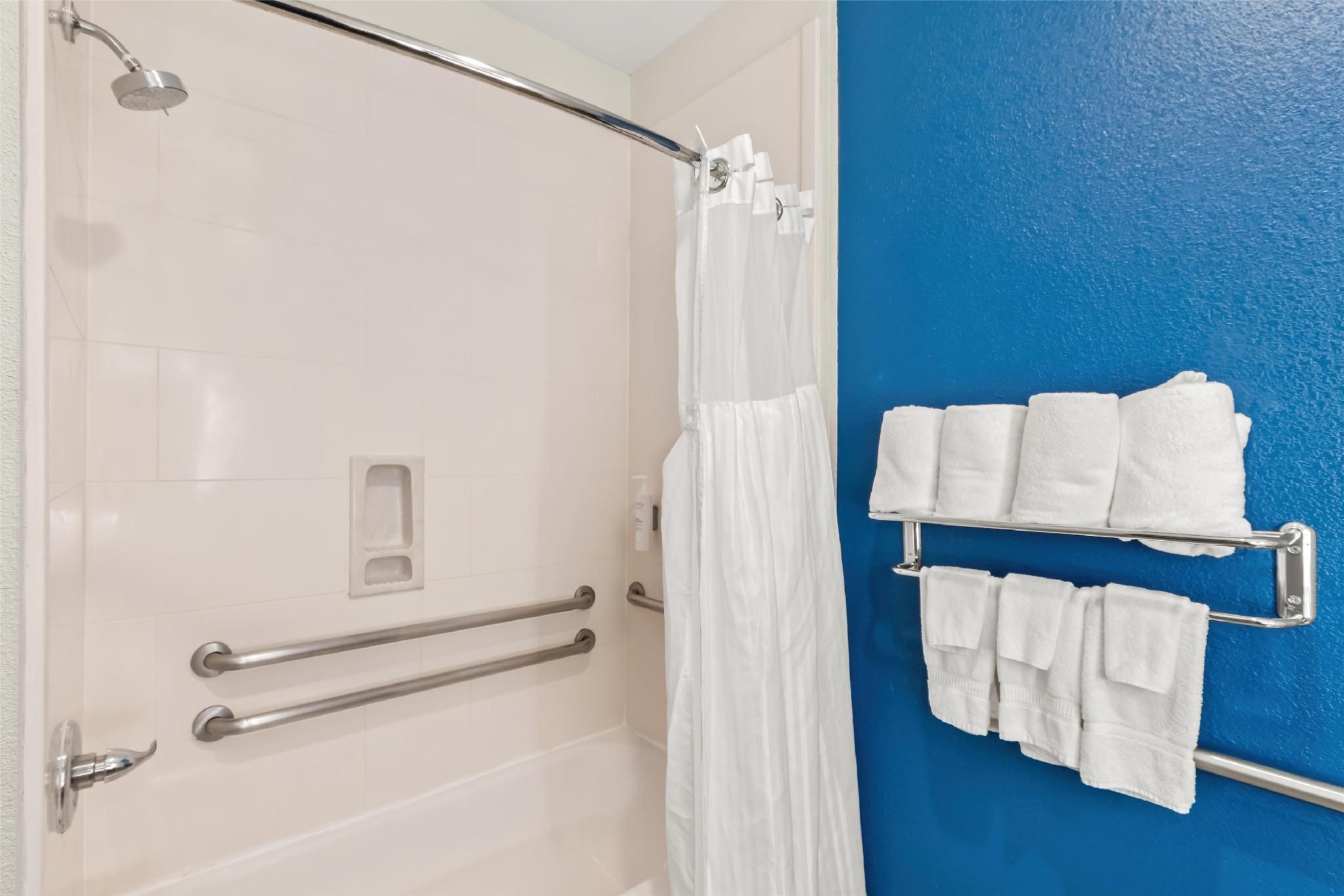 Spark by Hilton Round Rock 1 King Mobility Accessible Bathtub W/sofabed 2