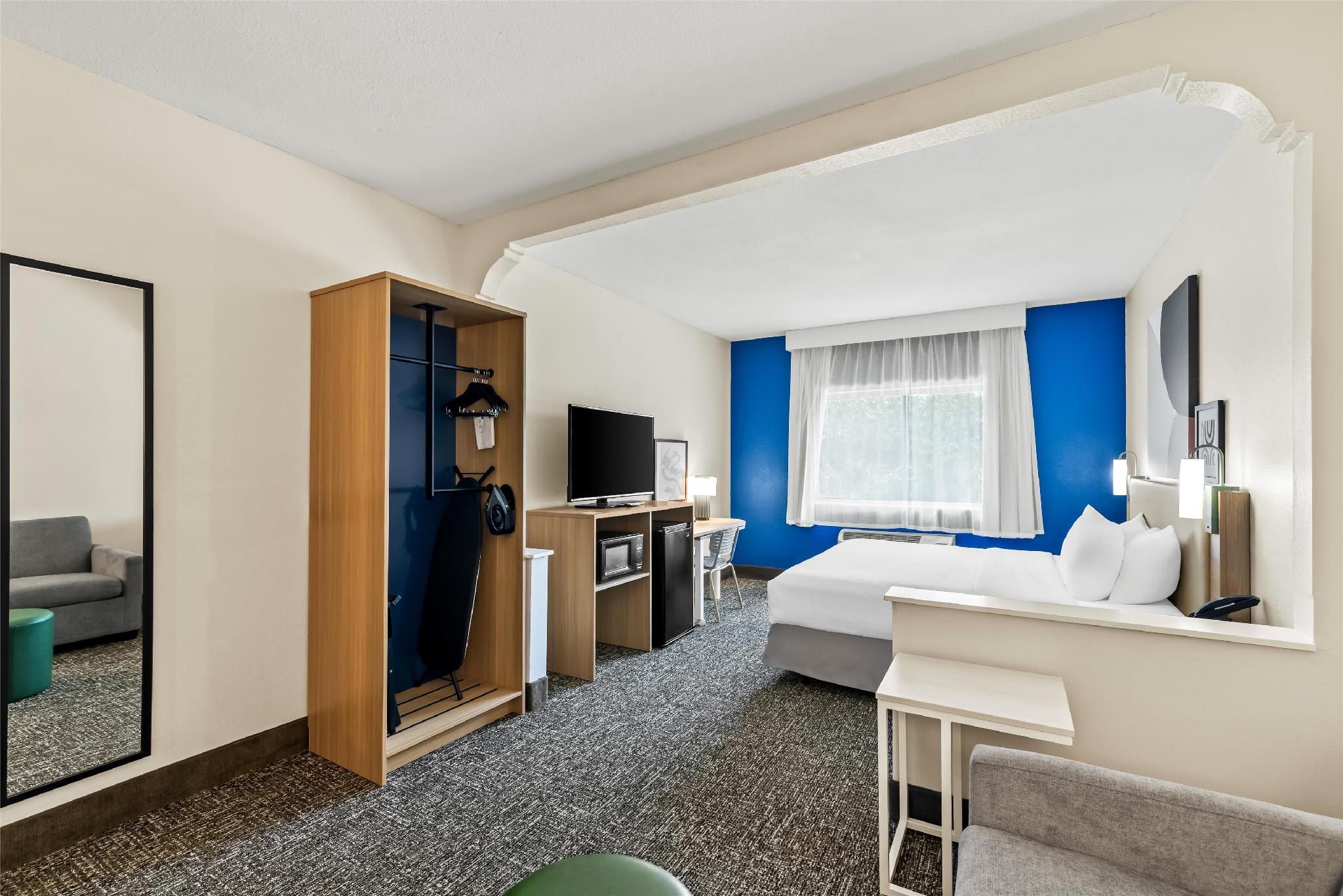 Spark by Hilton Round Rock 1 King Mobility Accessible Bathtub W/sofabed 3