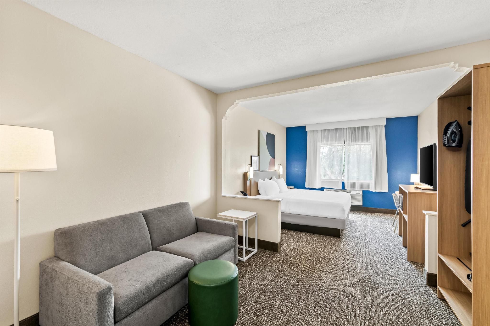 Spark by Hilton Round Rock 1 KING BED WITH SOFABED 3