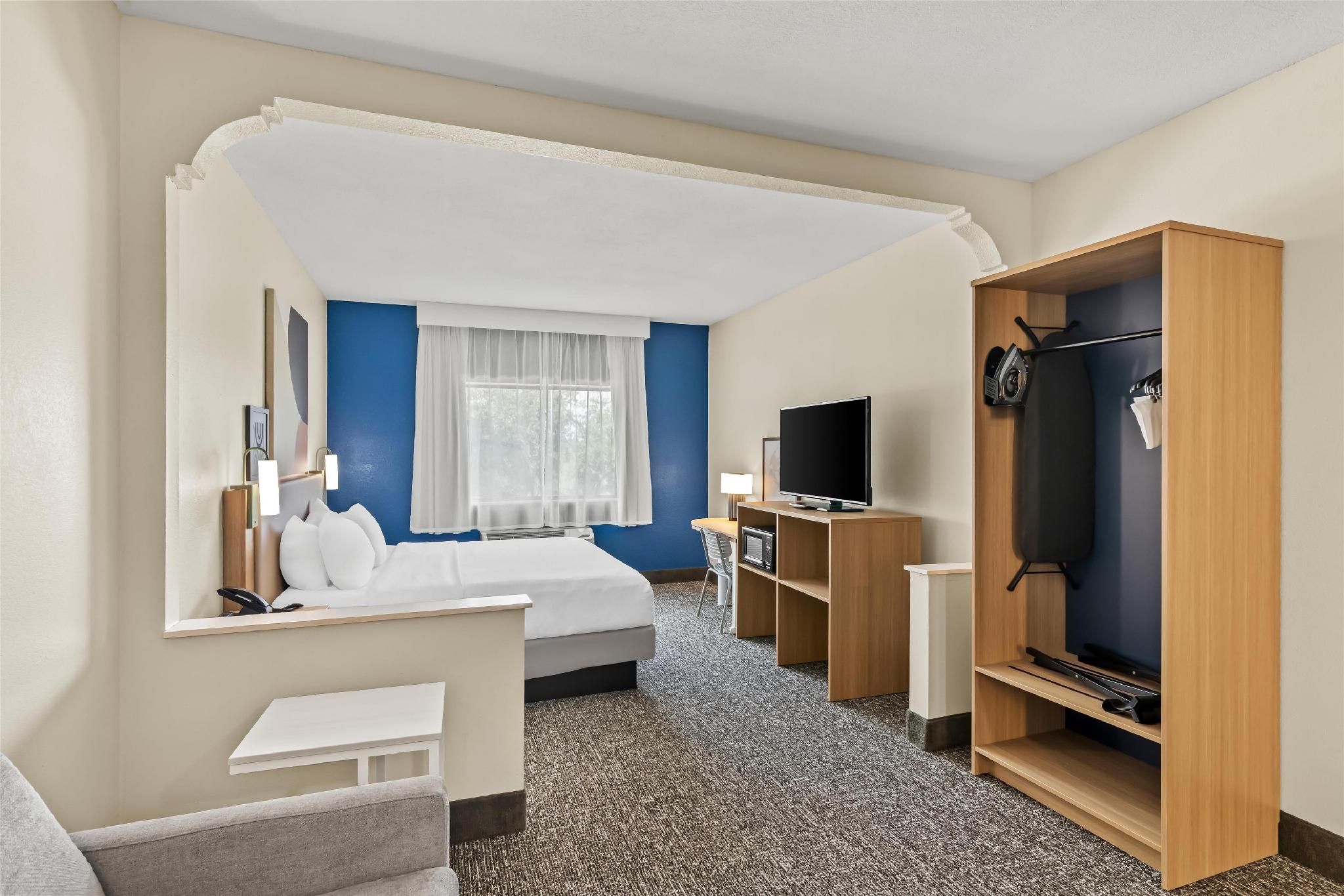 Spark by Hilton Round Rock 1 KING BED WITH SOFABED