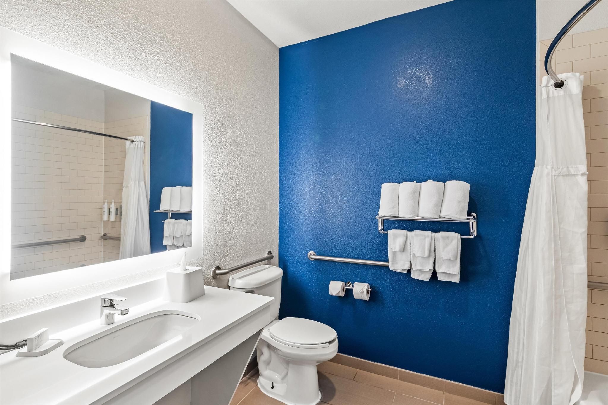 Spark by Hilton Round Rock 2 Queen Beds Mobility Accessible With Bathtub 3