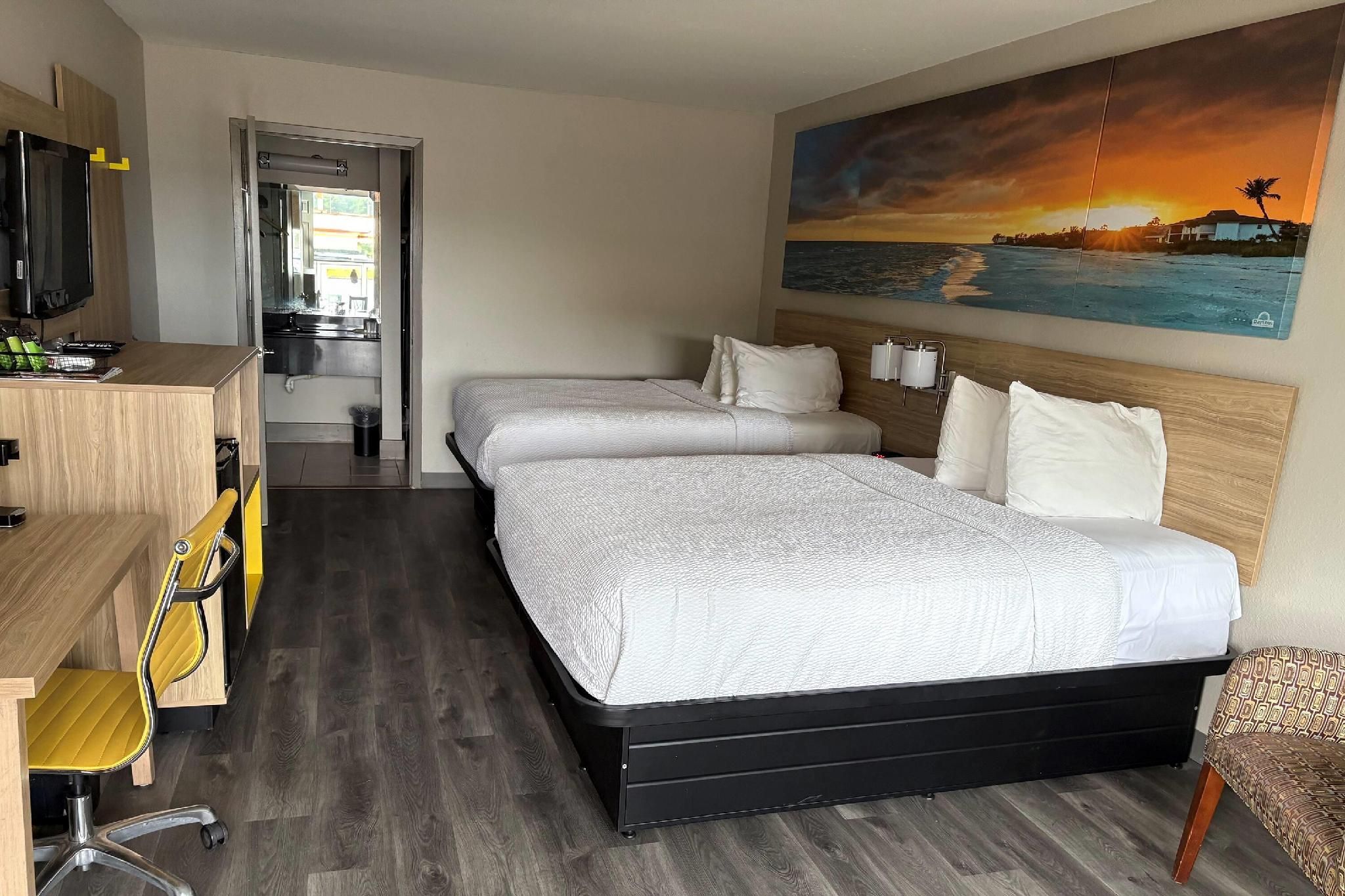 2 Queen Beds, Deluxe Room, Non-Smoking