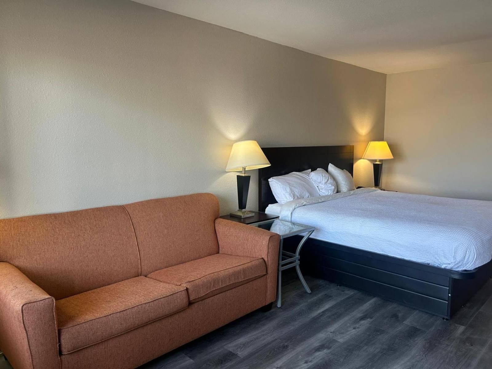 1 King Bed, Deluxe Mobility Accessible Room, Bathtub w/Grab Bars, Non-Smoking