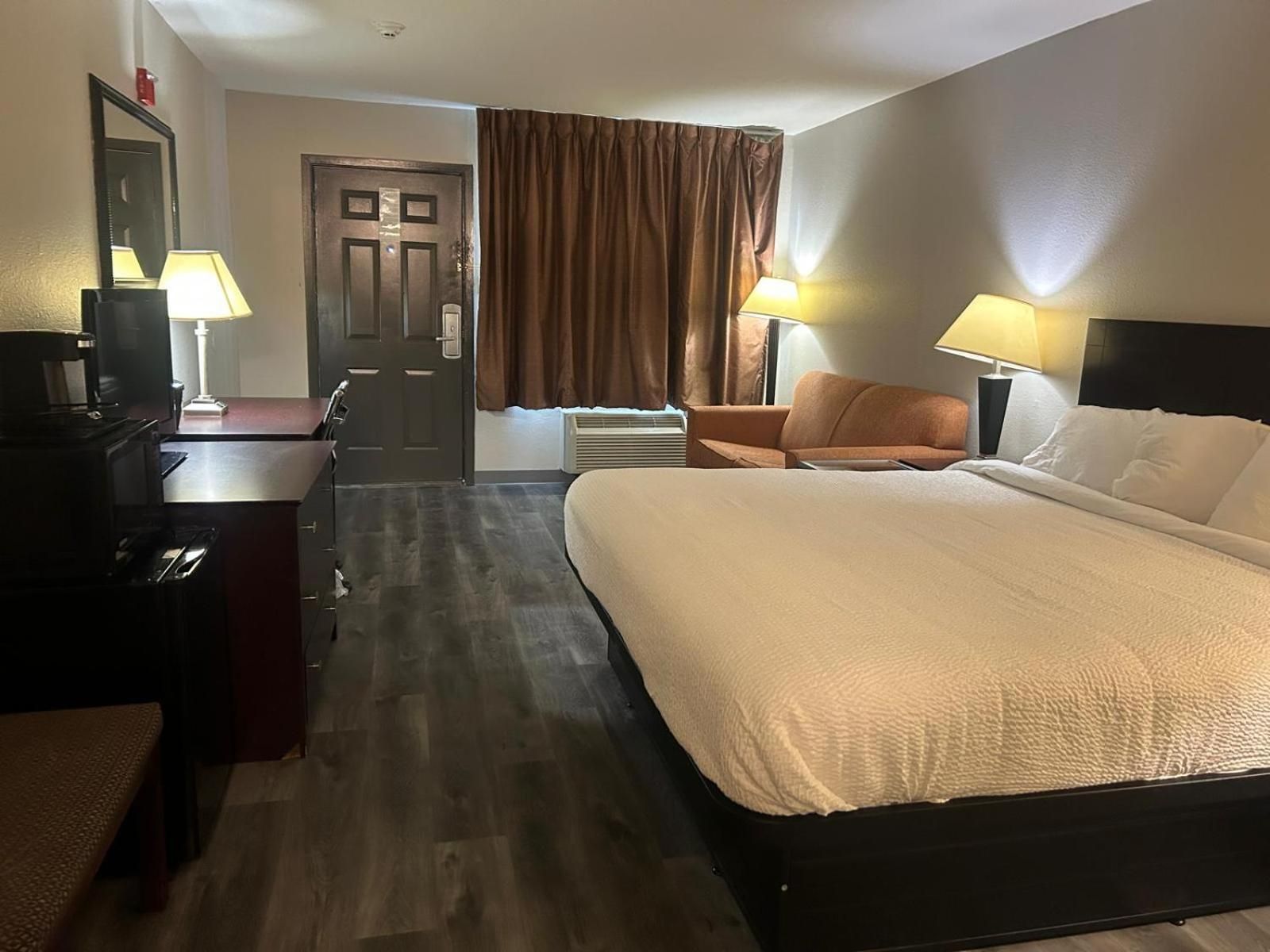 1 King Bed, Deluxe Mobility Accessible Room, Bathtub w/Grab Bars, Non-Smoking