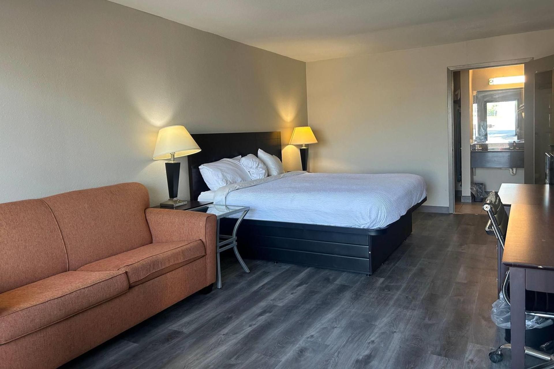 Days Inn by Wyndham Natchitoches 1 King Bed, Mobility Accessible Room, Bathtub w/Grab Bars, Non-Smoking 2