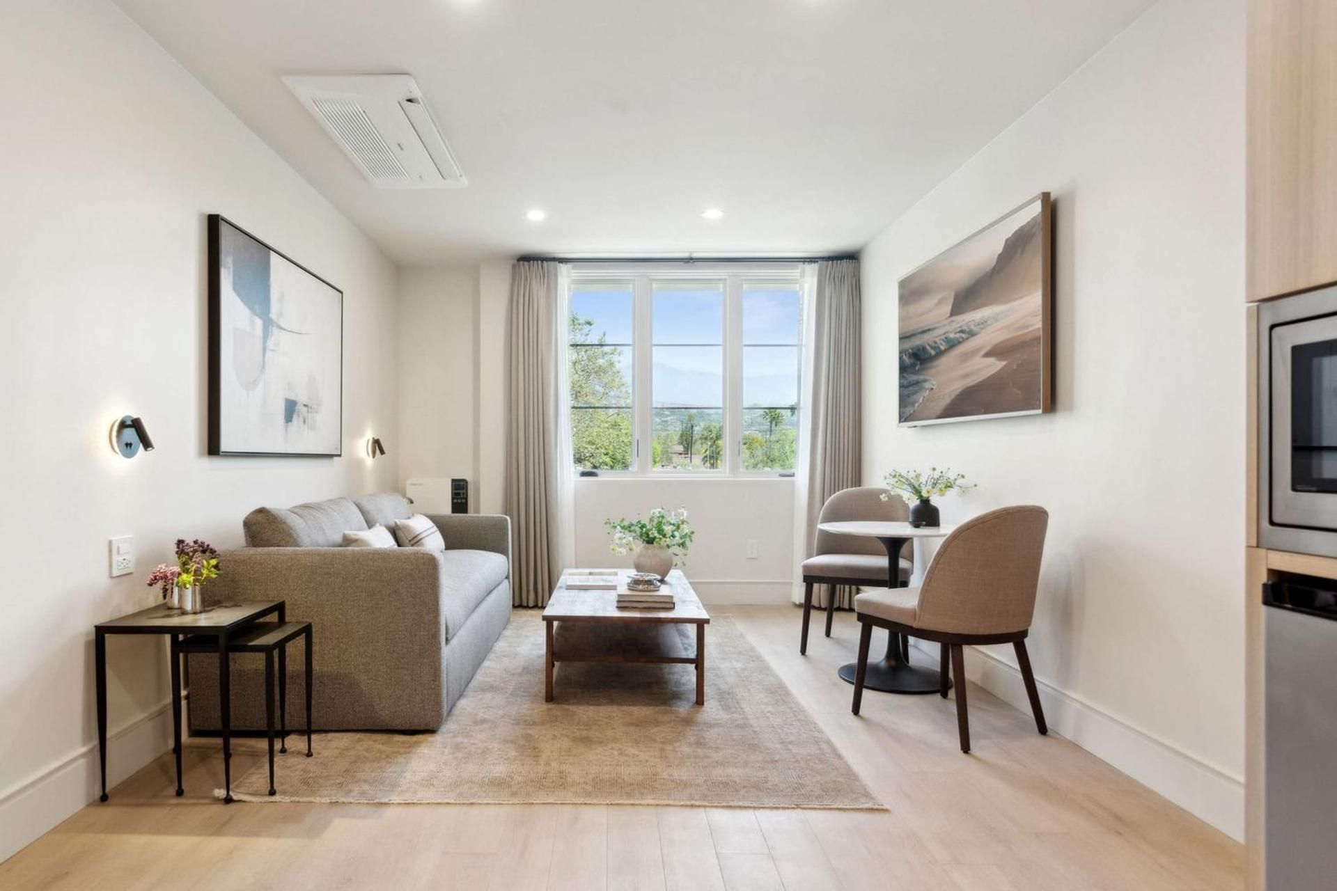 Apartment with Mountain View