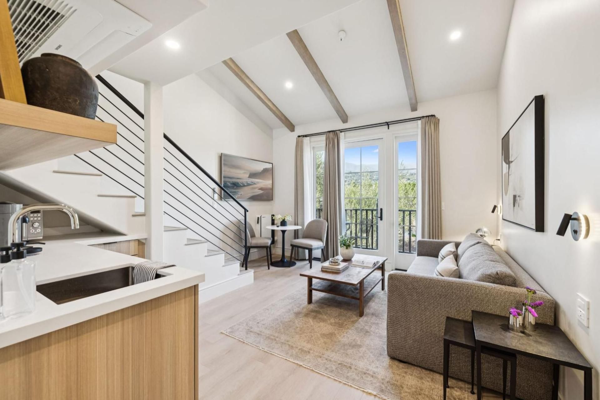 Casa Riviera - Boutique Apartments in Downtown Santa Barbara One-Bedroom Apartment with Balcony and Mountain View 2