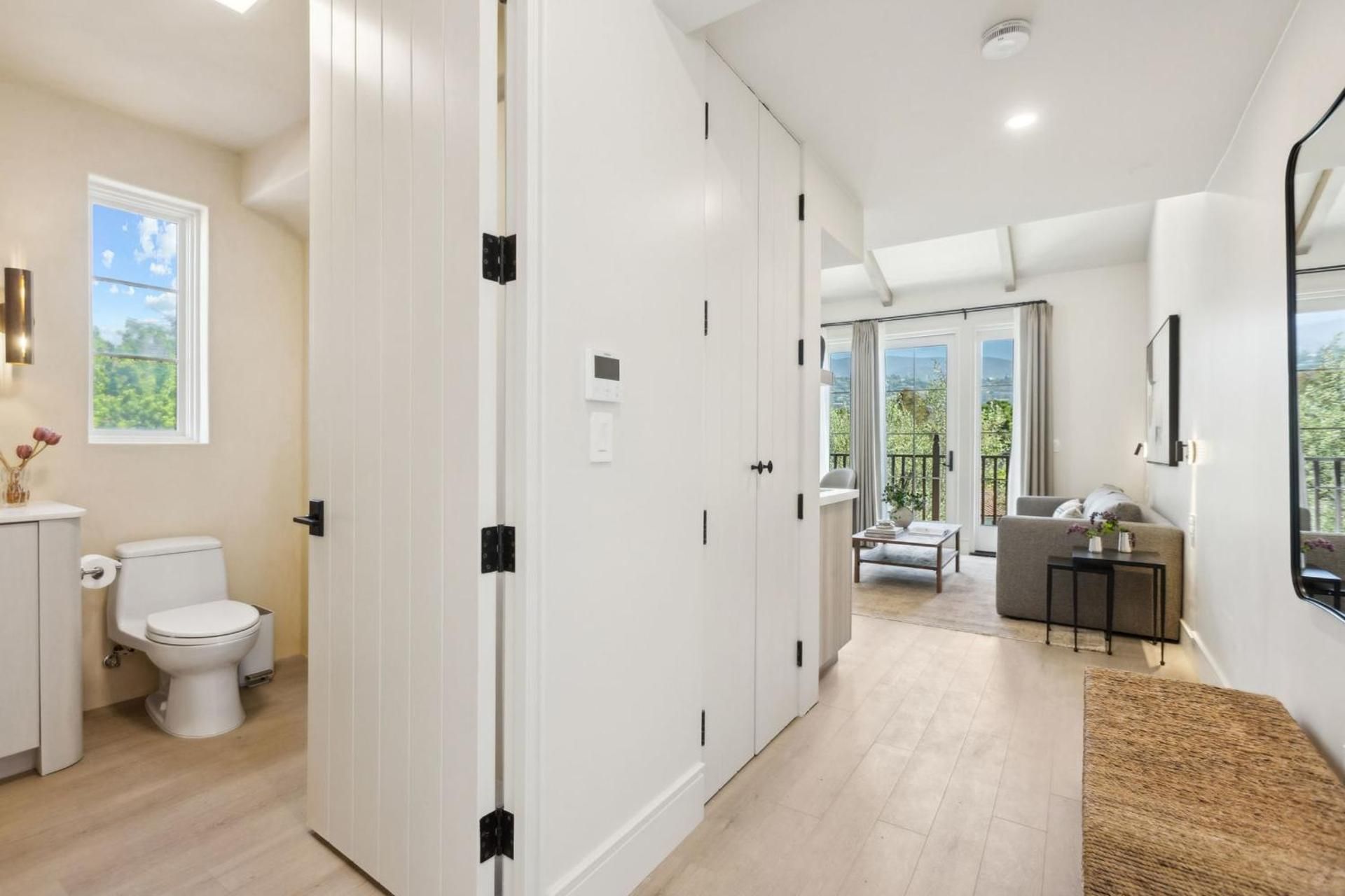 Casa Riviera - Boutique Apartments in Downtown Santa Barbara One-Bedroom Apartment with Balcony and Mountain View 3