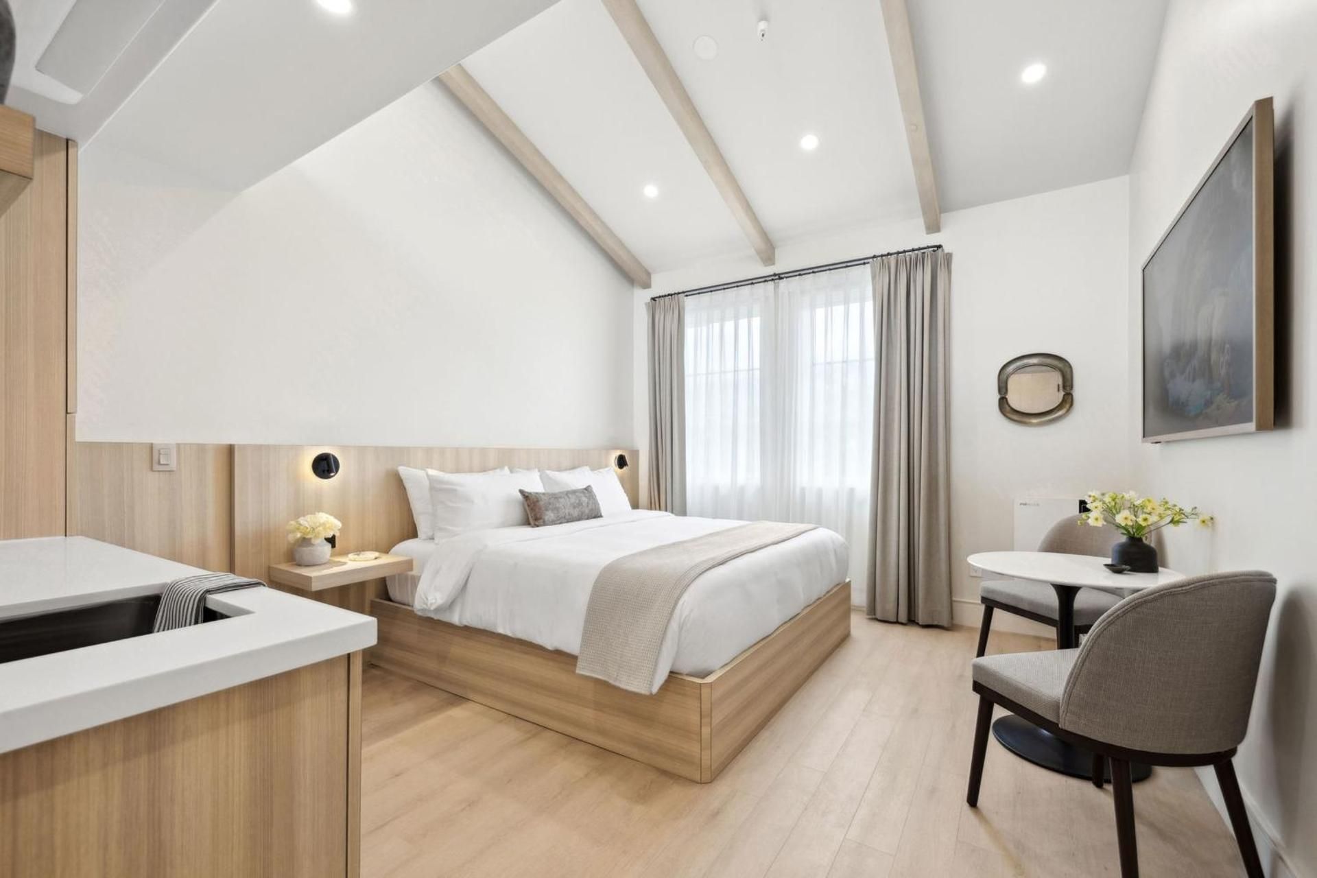 Casa Riviera - Boutique Suites in Downtown Santa Barbara Studio with Mountain View
