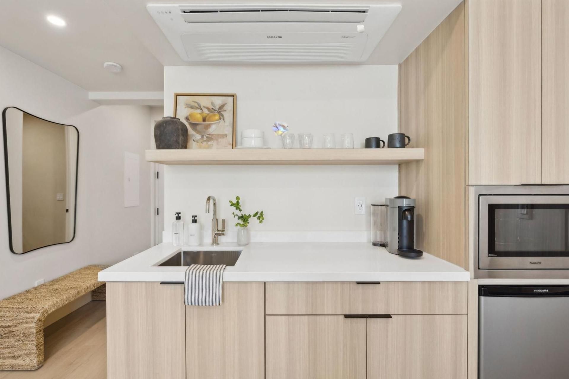 Casa Riviera - Boutique Suites in Downtown Santa Barbara Studio with Mountain View 3