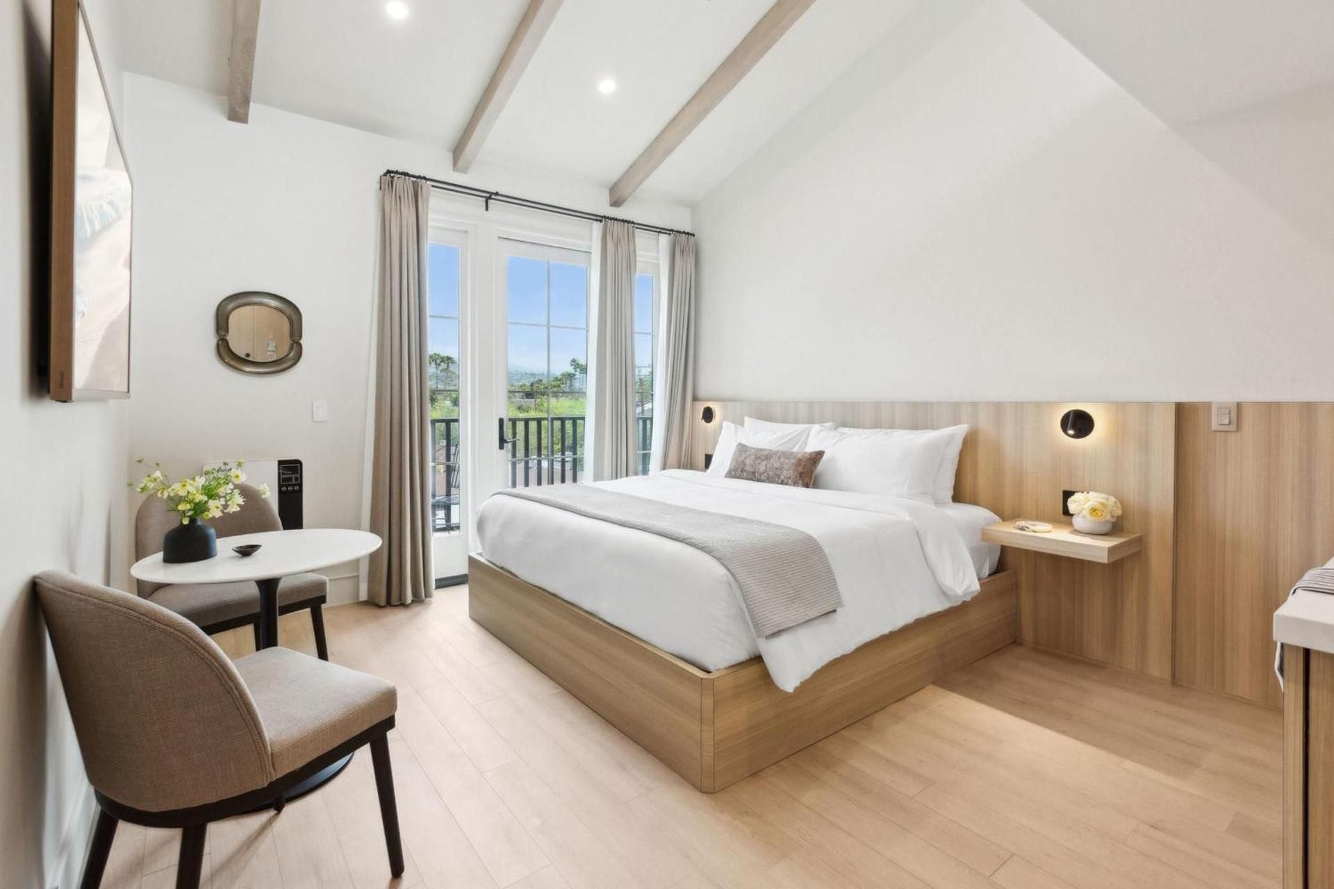 Casa Riviera - Boutique Suites in Downtown Santa Barbara Studio with Terrace