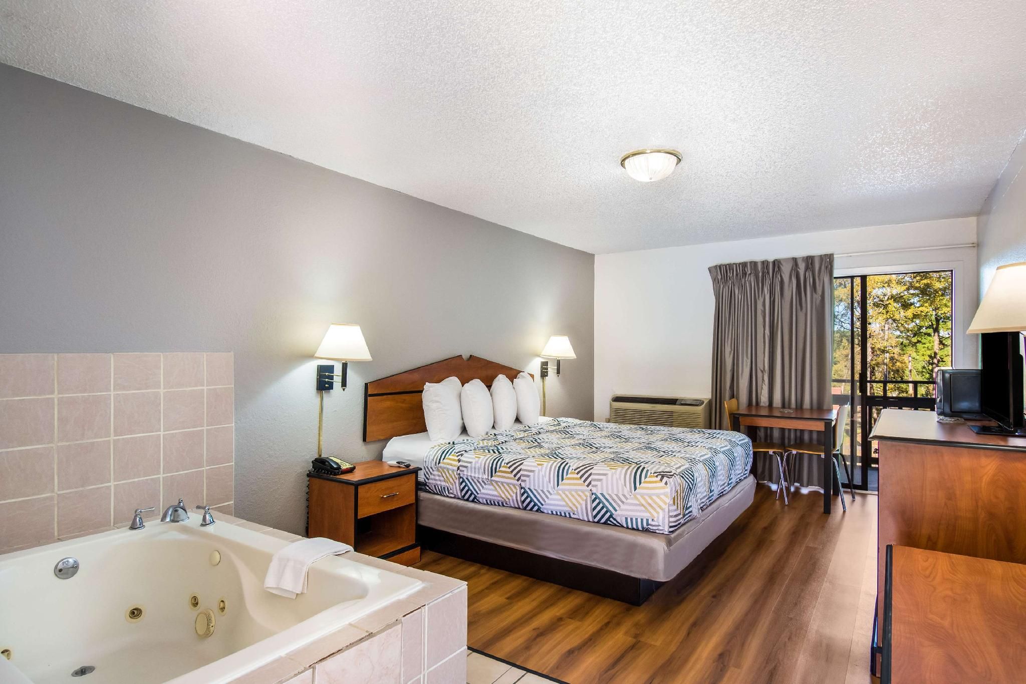 1 King Bed | Non-Smoking, Hot Tub, Micfridge