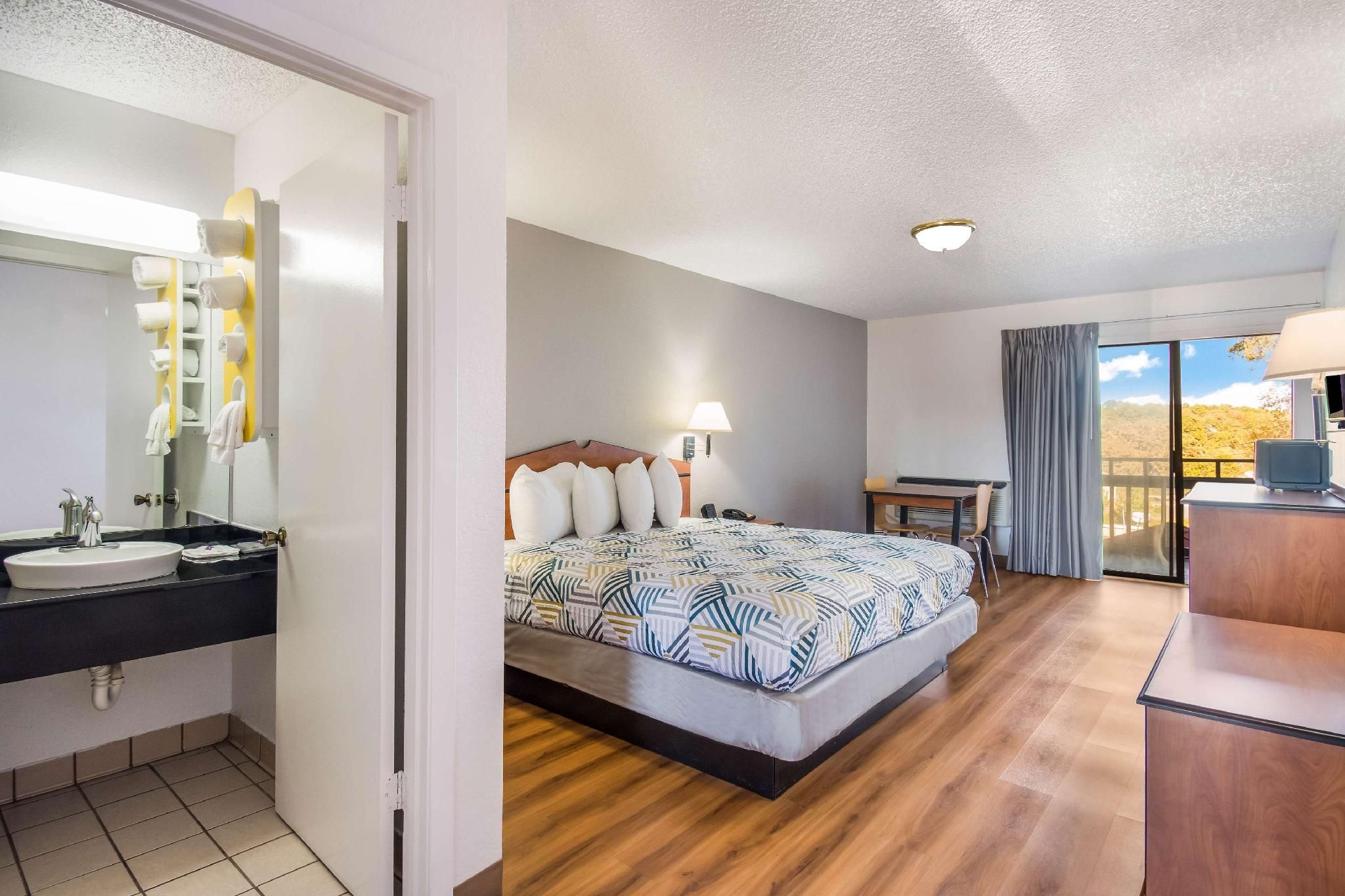 1 King Bed | Smoking, Micfridge