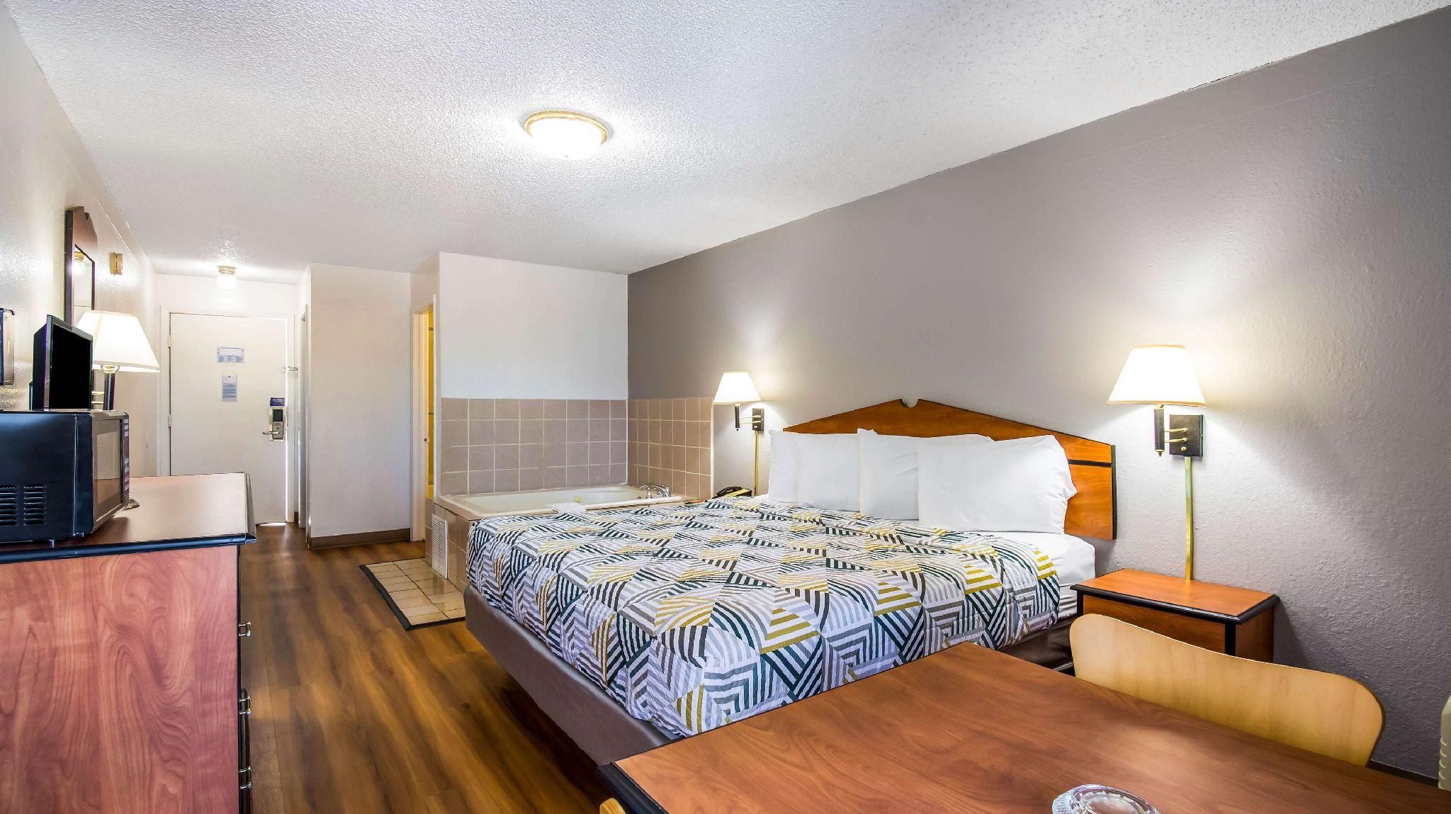 1 King Bed | Non-Smoking, Hot Tub, Micfridge