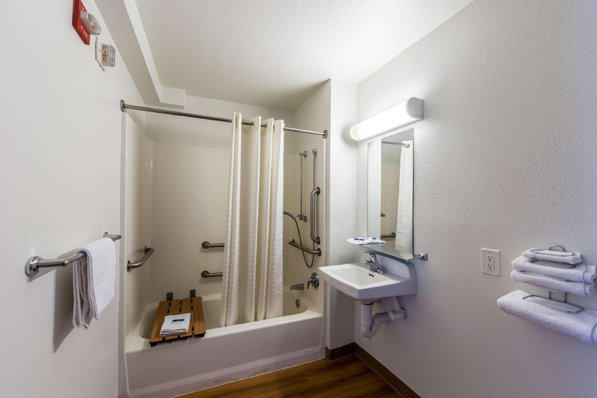 Motel 6 Klamath Falls, OR 1 King ADA with Tub 2