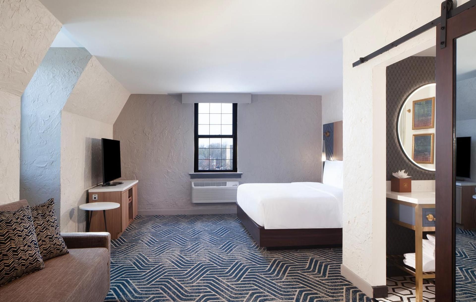 1 Queen Bed
