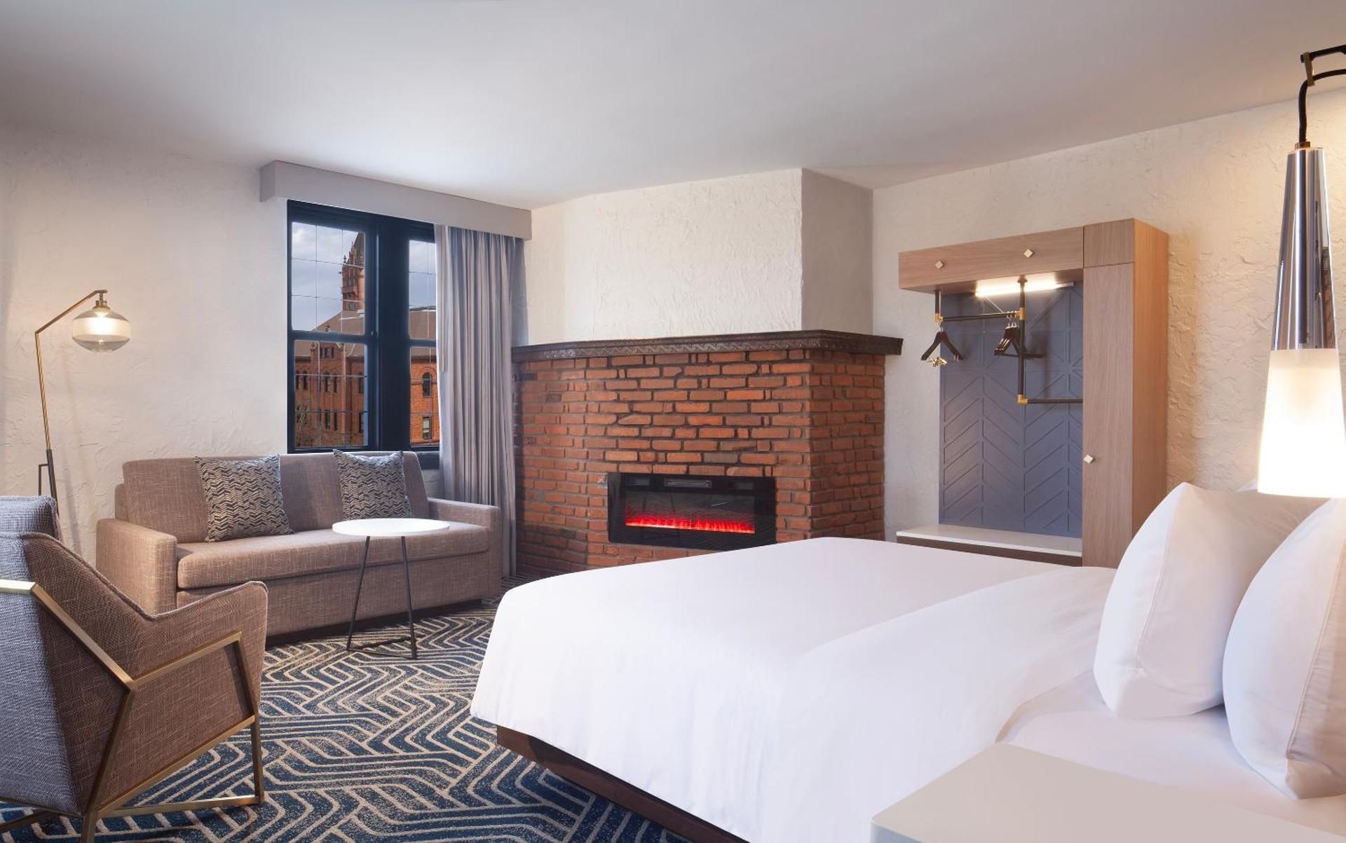 Hotel Royer Urbana Champaign, Tapestry Collection by Hilton King Room with Tub - Mobility and Hearing Access 2