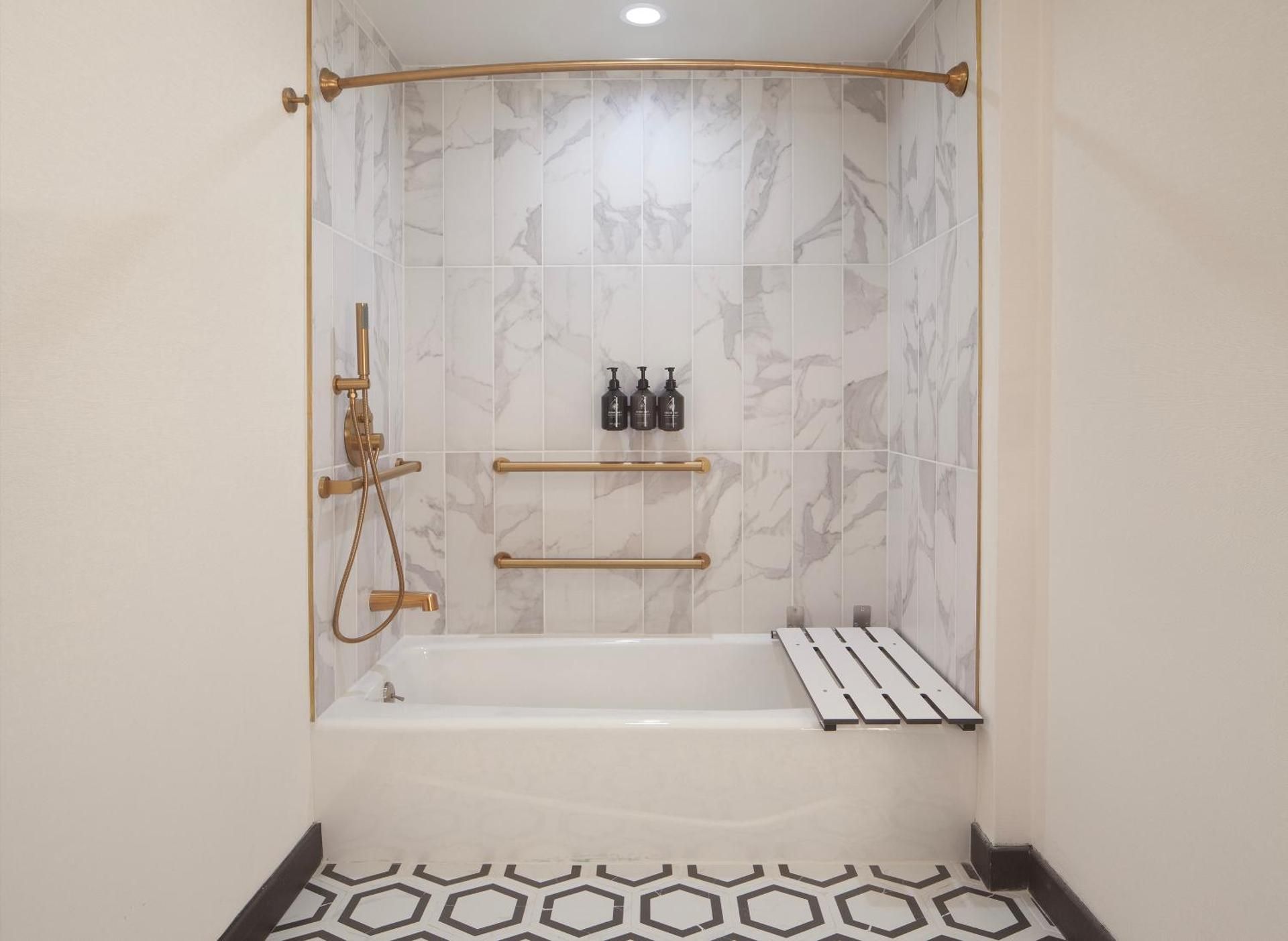 Hotel Royer Urbana Champaign, Tapestry Collection by Hilton King Room with Tub - Mobility and Hearing Access 3