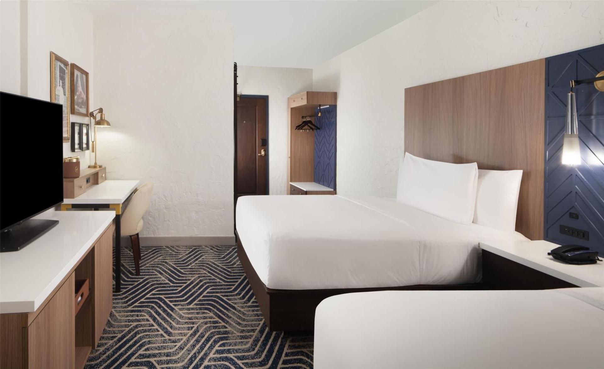 Hotel Royer Urbana Champaign, Tapestry Collection by Hilton 2 QUEENS STUDIO SUITE