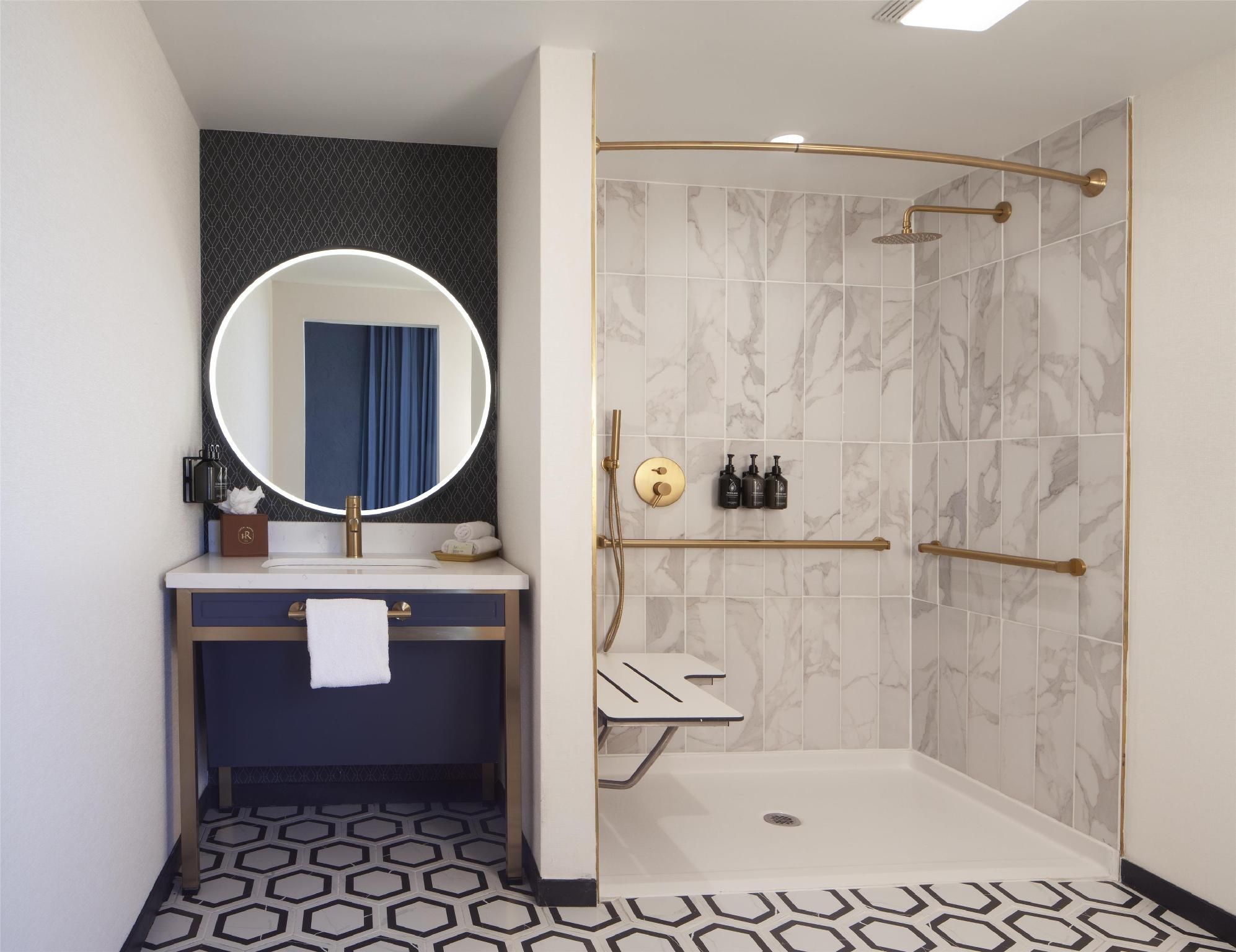 Hotel Royer Urbana Champaign, Tapestry Collection by Hilton 1 KING MOBILITY ACCESSIBLE ROLL IN SHOWER 3