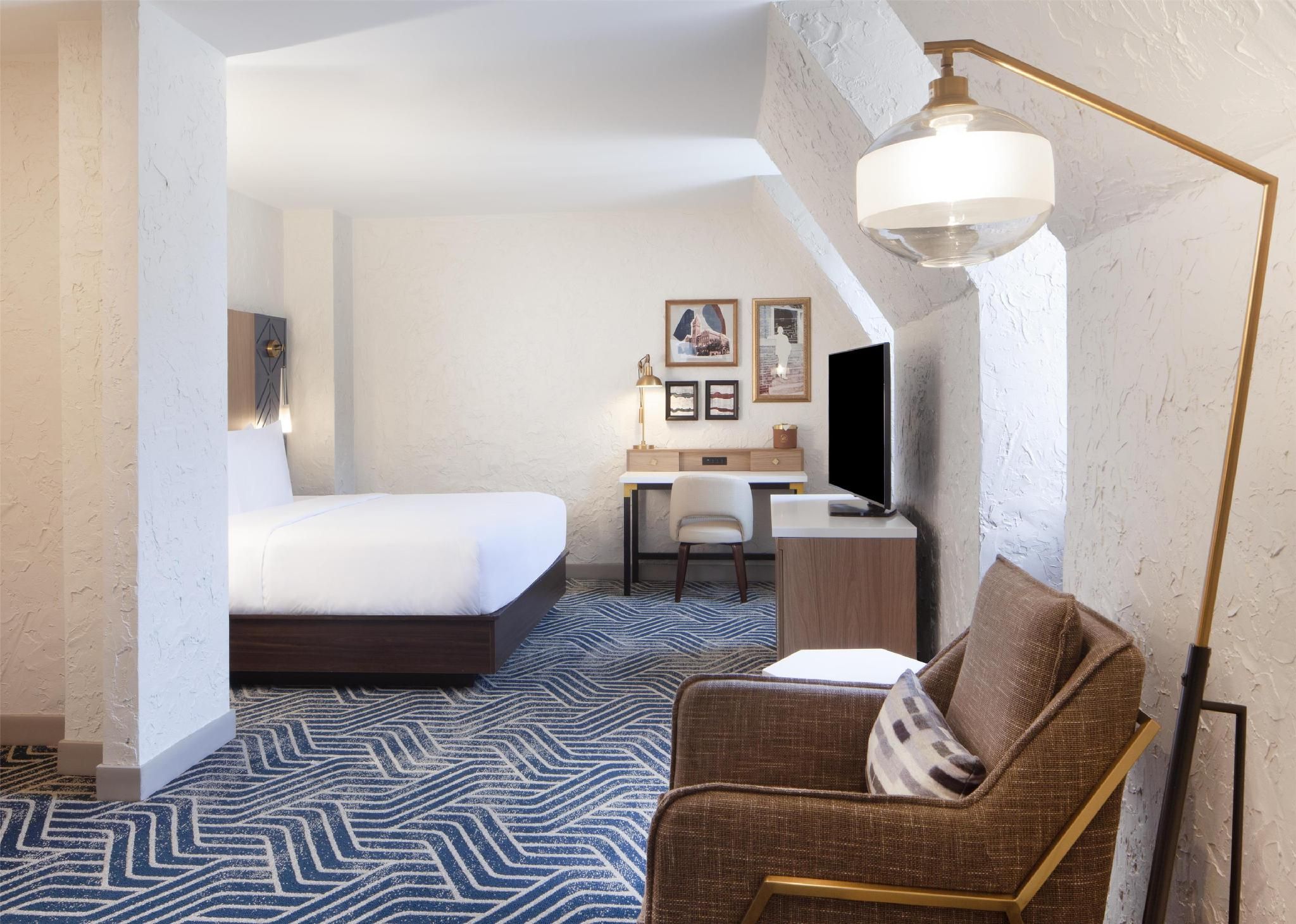 1 Queen Bed
