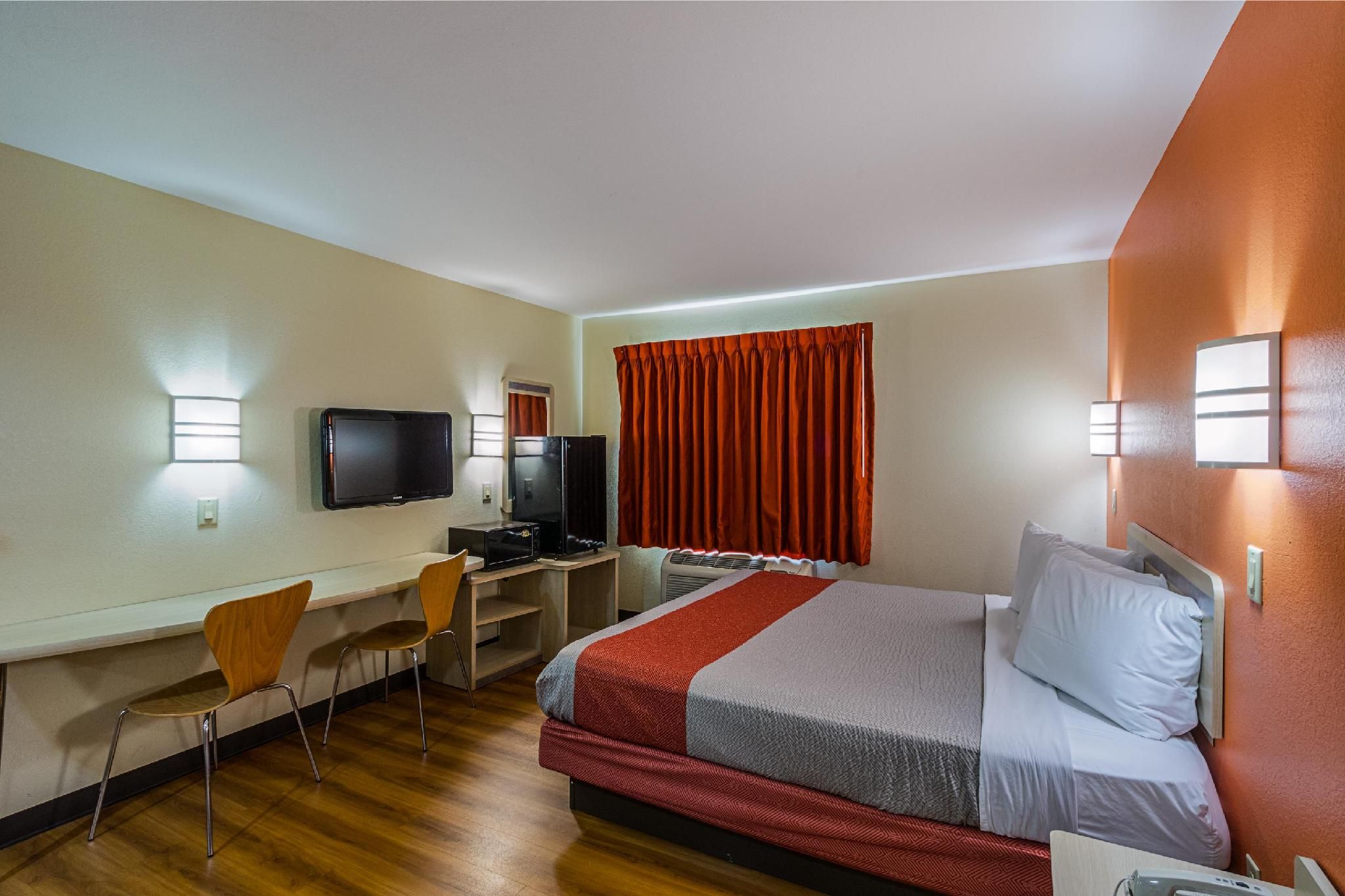 1 King Bed | Non-Smoking