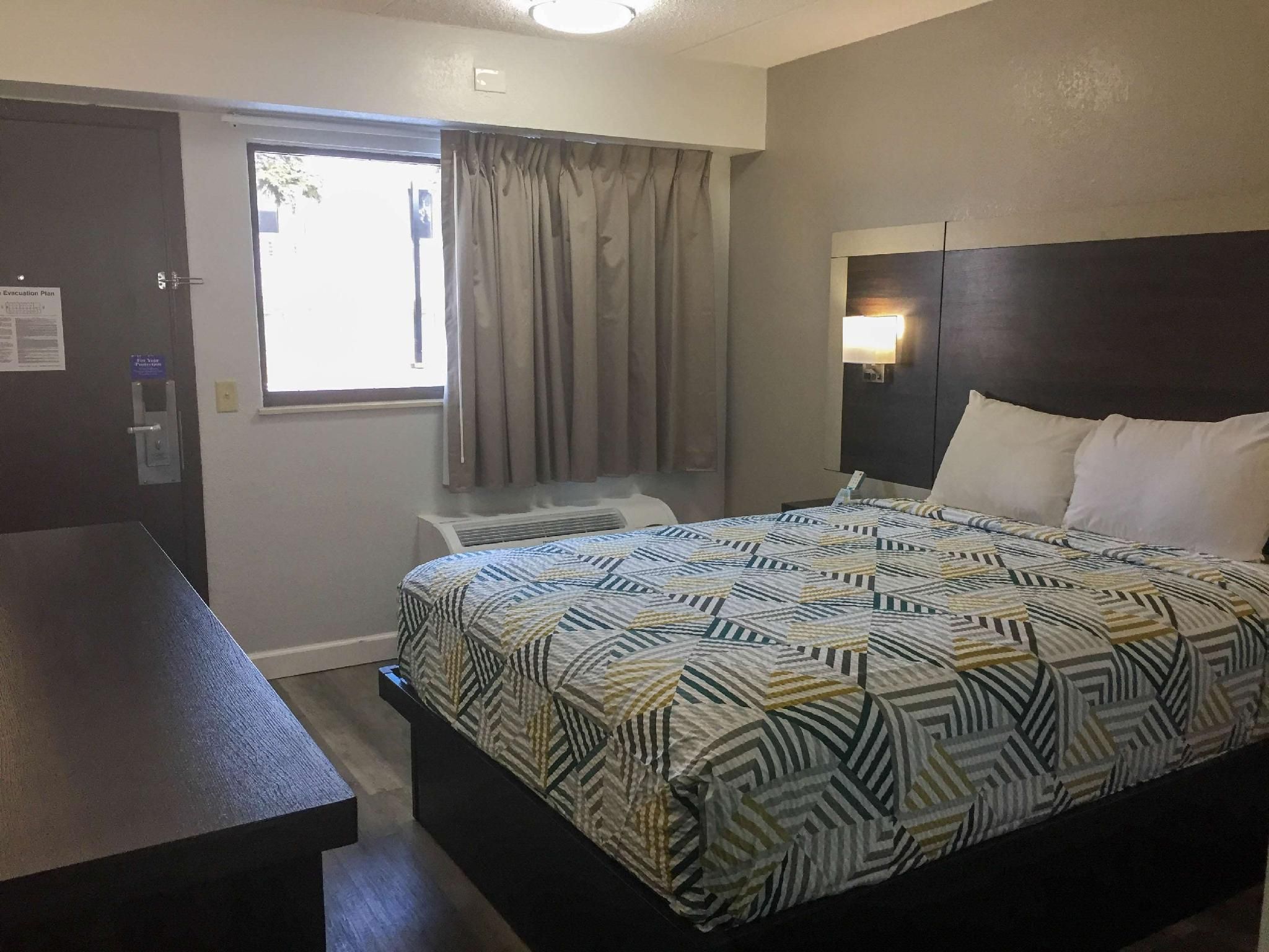 Motel 6 Burnsville, MN 1 Queen Bed | Mobil Access Tub Nsmk Micfridg 2