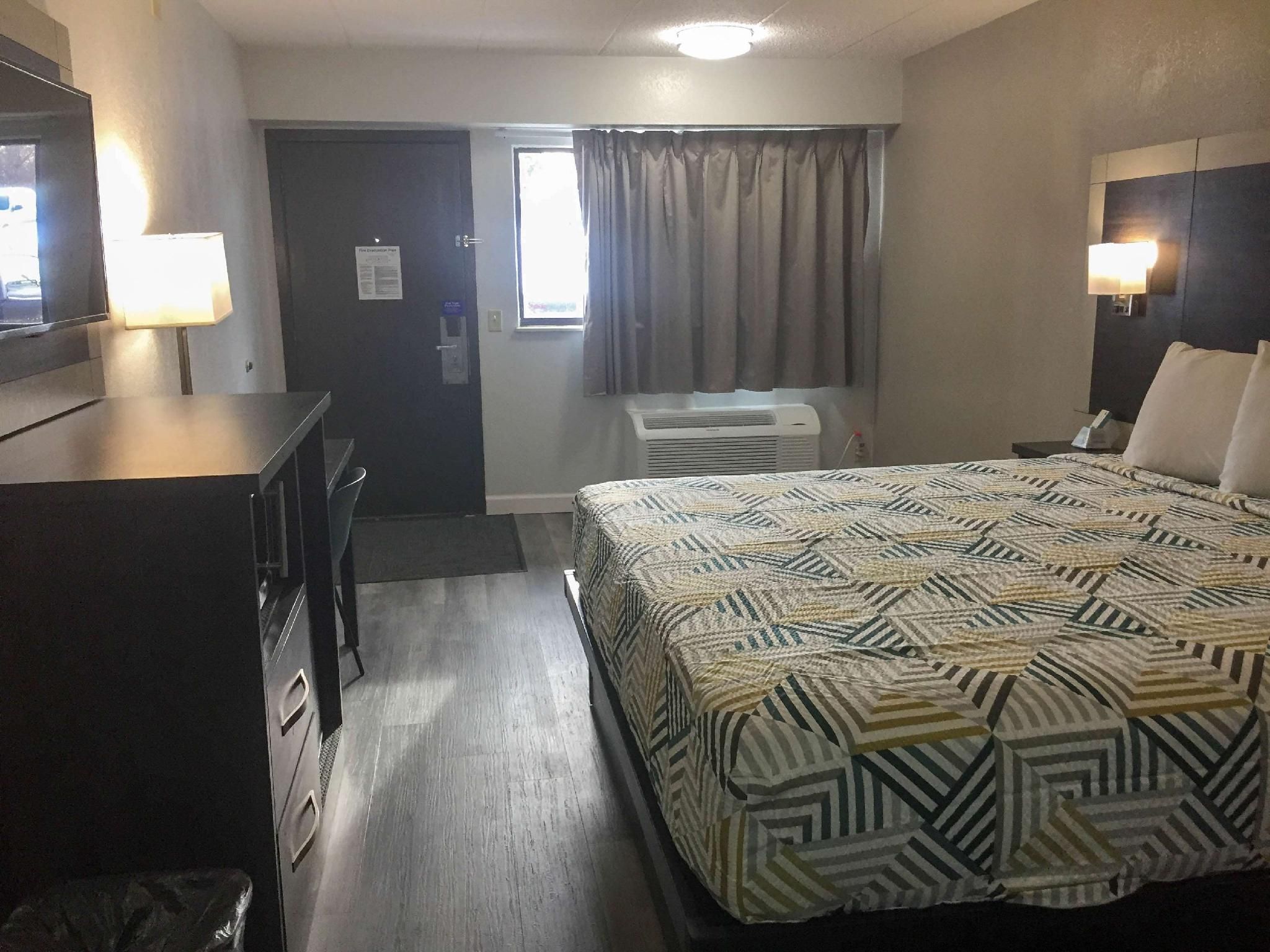1 King Bed | Mob Acc RI Shwr Nsmk Micfridg