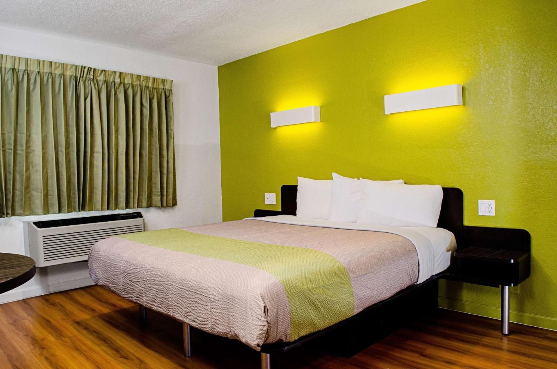 Motel 6 Modesto, CA - Downtown 1 King Bed | Non-Smoking