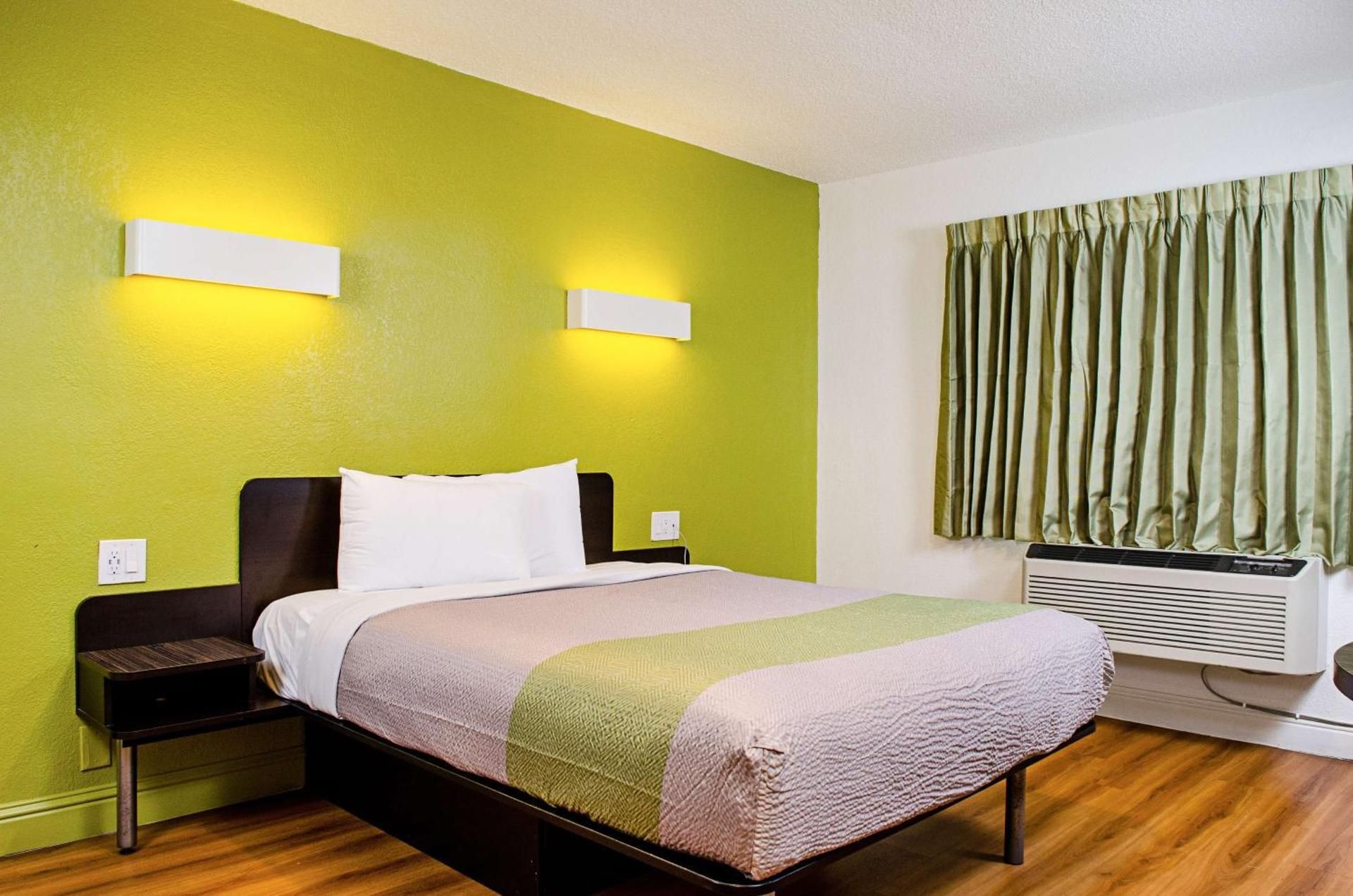 Motel 6 Modesto, CA - Downtown Modern Queen Room - Non-Smoking