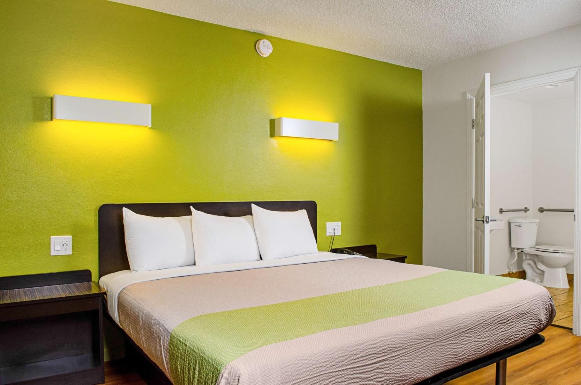 Motel 6 Modesto, CA - Downtown 1 King Bed | Non-Smoking 2