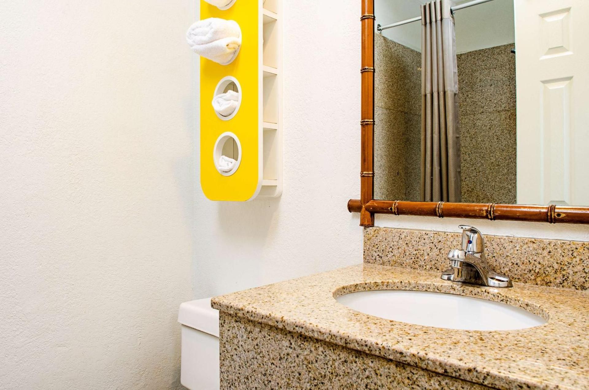 Motel 6 Modesto, CA - Downtown Modern Queen Room - Non-Smoking 3