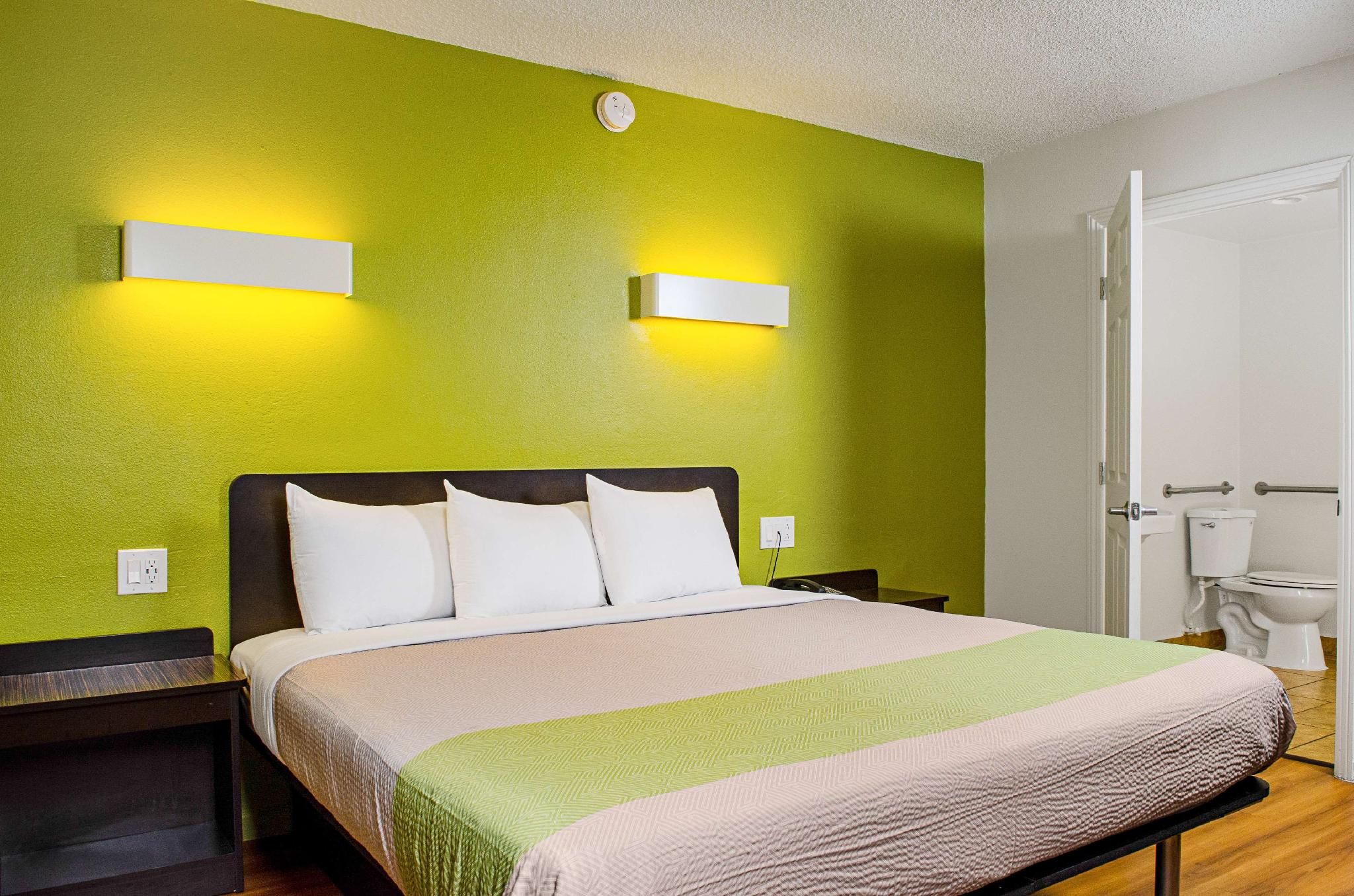1 KING BED | ACCESSIBLE, NON-SMOKING