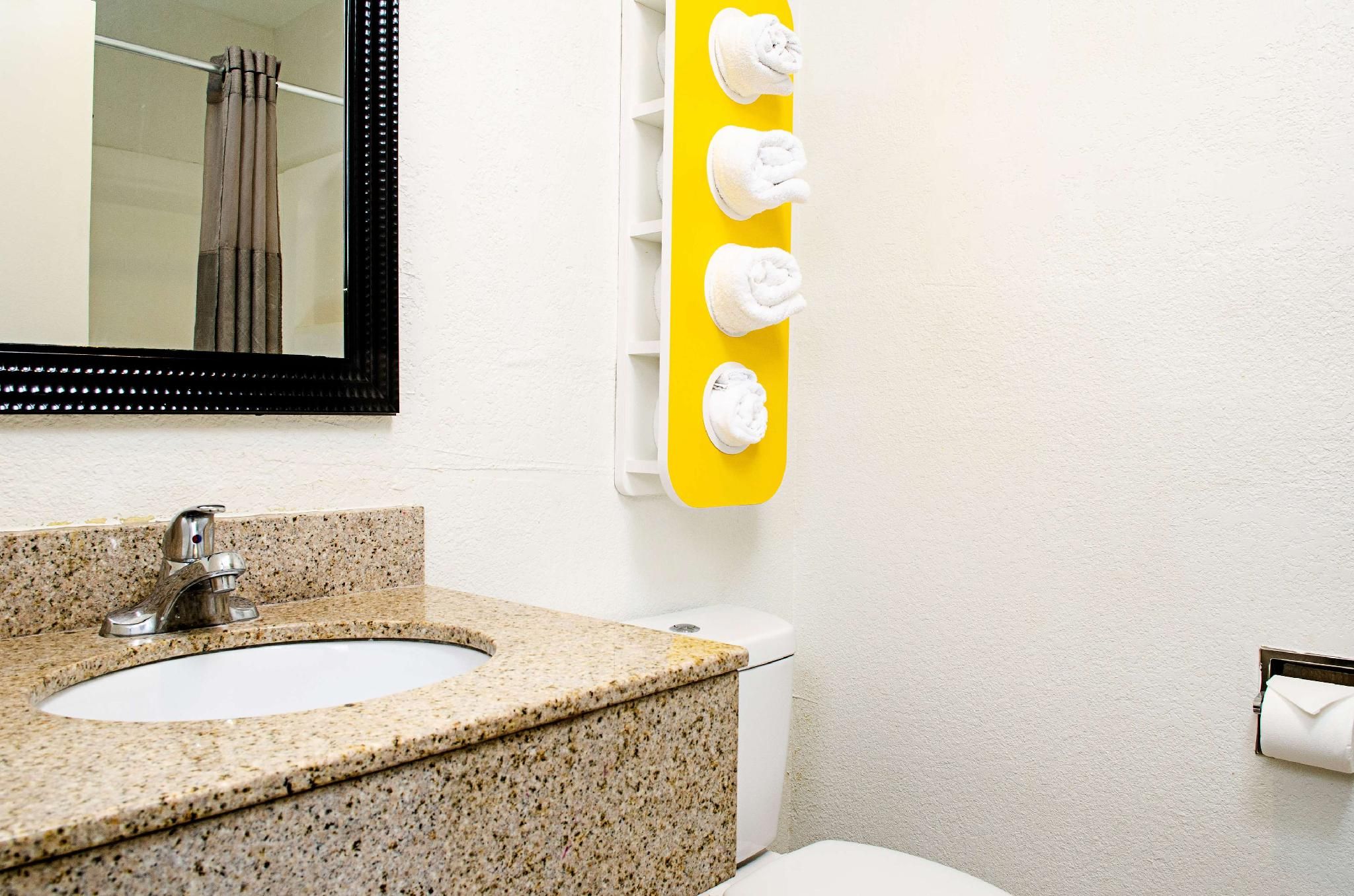 Motel 6 Modesto, CA - Downtown 1 King Bed | Non-Smoking 3